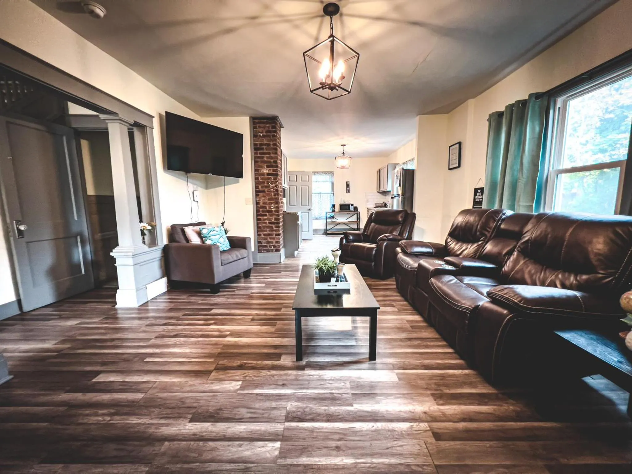 The Trotter Manor- With Private Yard & Free Parking, Minutes From Falls & Casino by Niagara Hospital