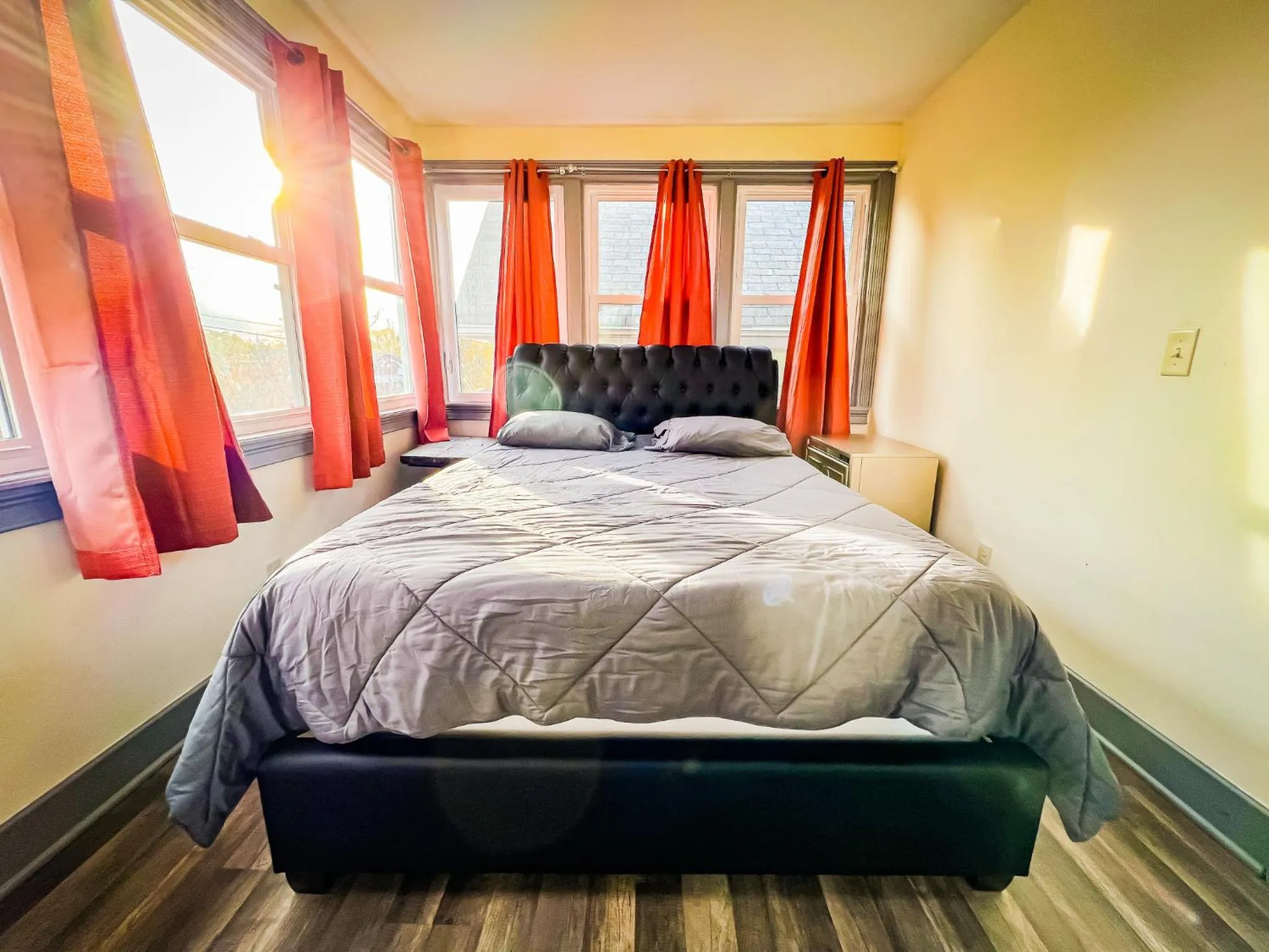 Bed in The Trotter Manor- With Private Yard & Free Parking, Minutes From Falls & Casino by Niagara Hospital