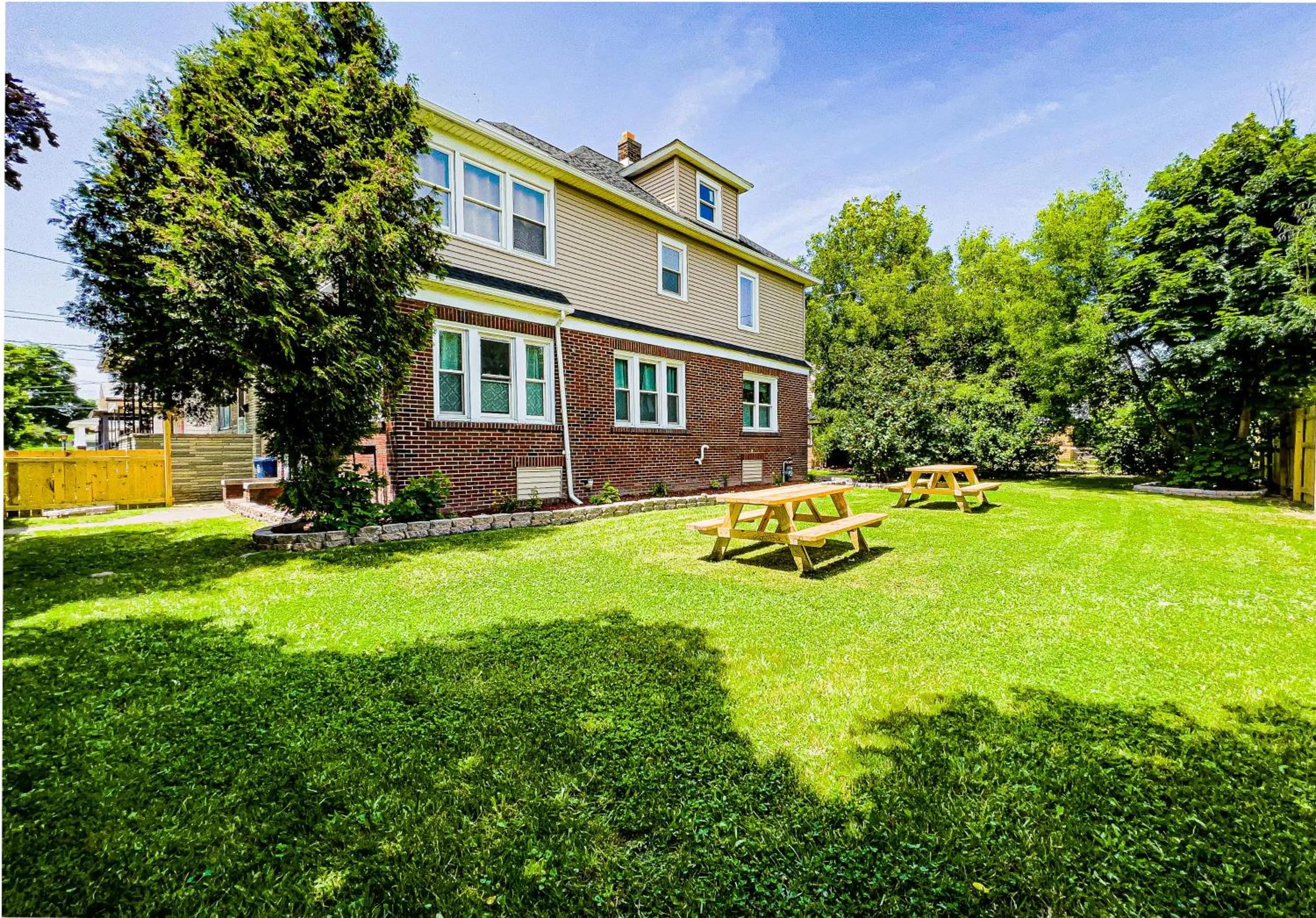 Garden in The Trotter Manor- With Private Yard & Free Parking, Minutes From Falls & Casino by Niagara Hospital