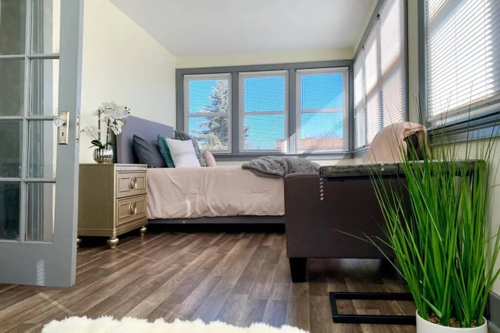 Bed in The Trotter Manor- With Private Yard & Free Parking, Minutes From Falls & Casino by Niagara Hospital