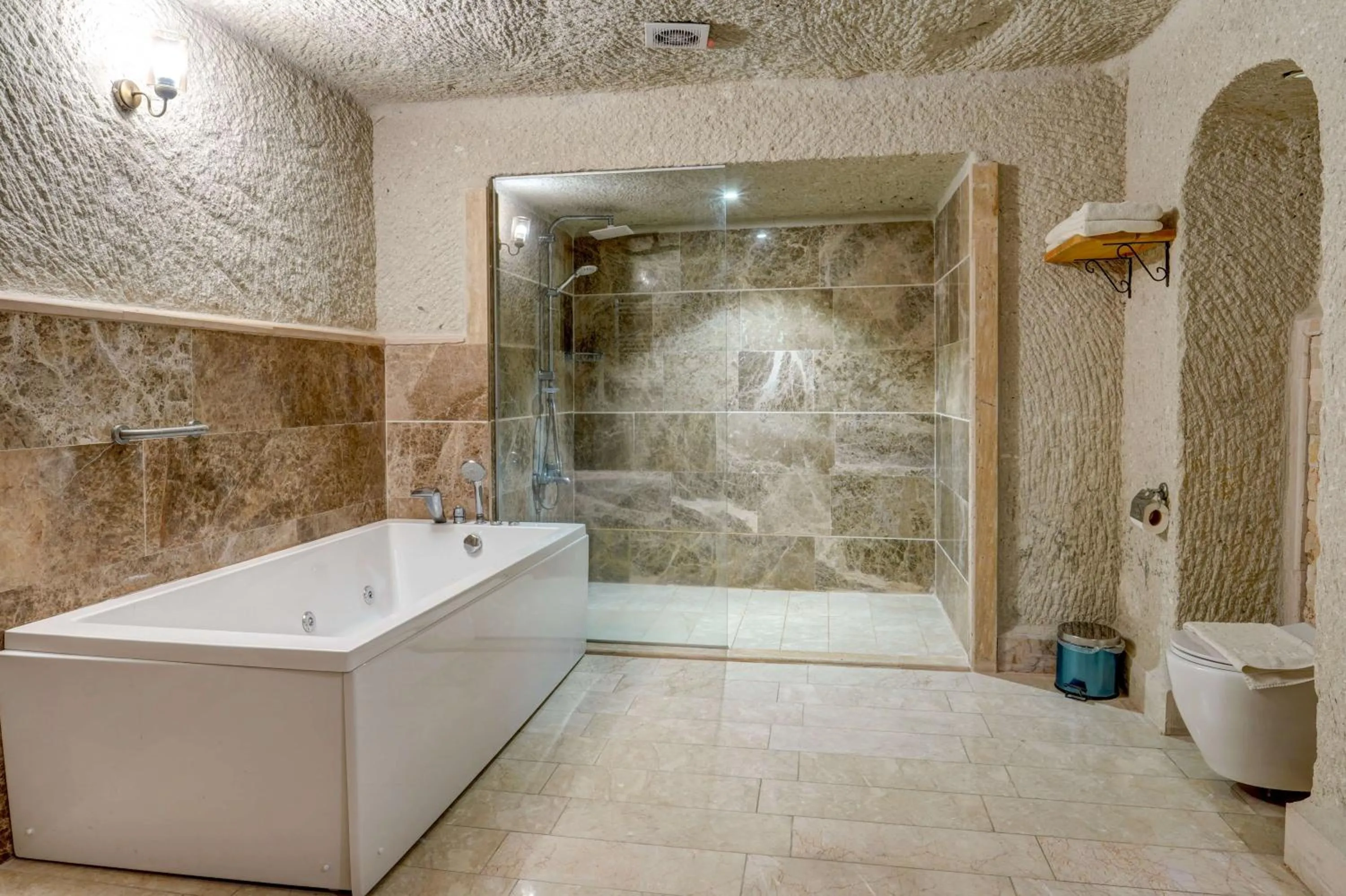 Shower in Avilla Cave Hotel