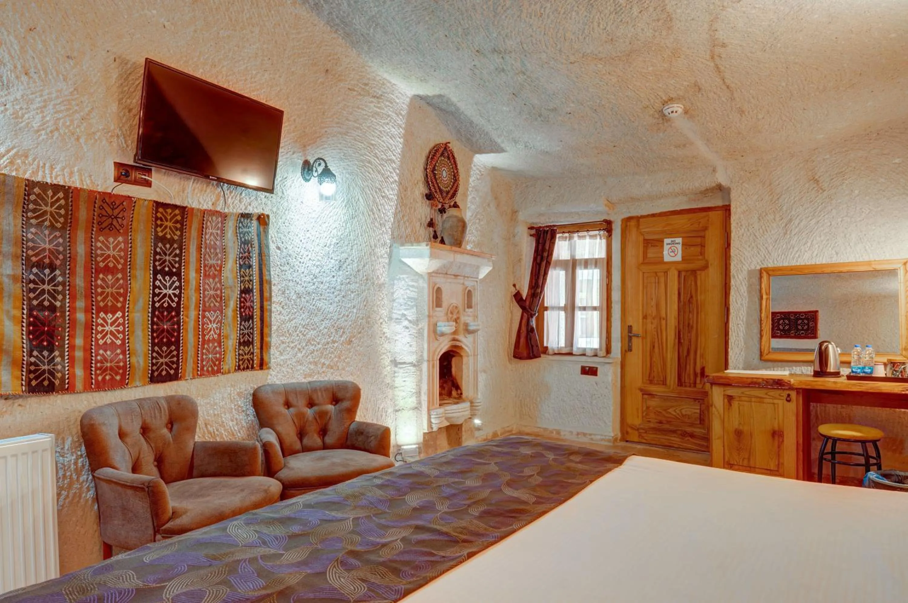 TV and multimedia in Avilla Cave Hotel