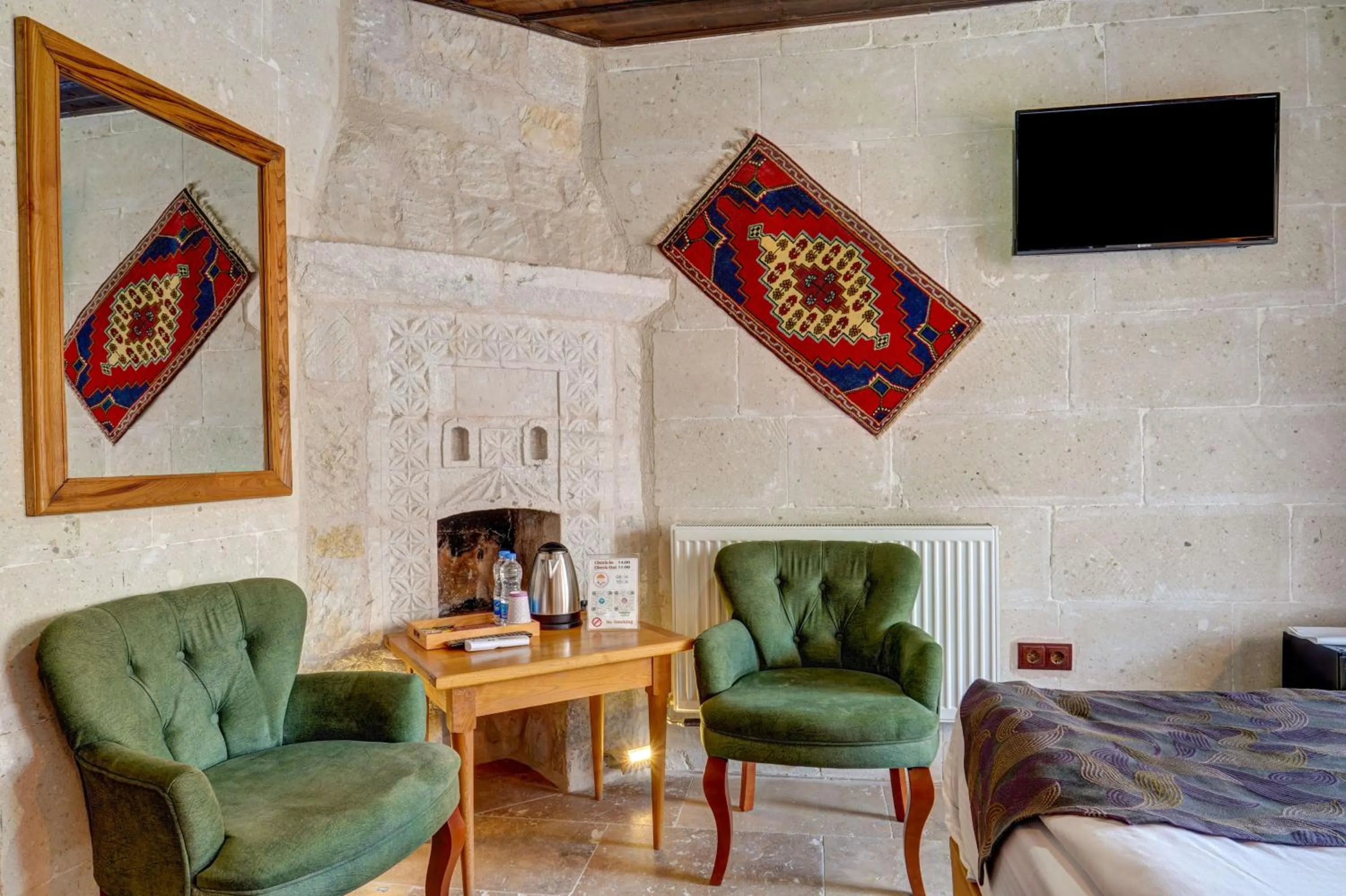 TV and multimedia in Avilla Cave Hotel