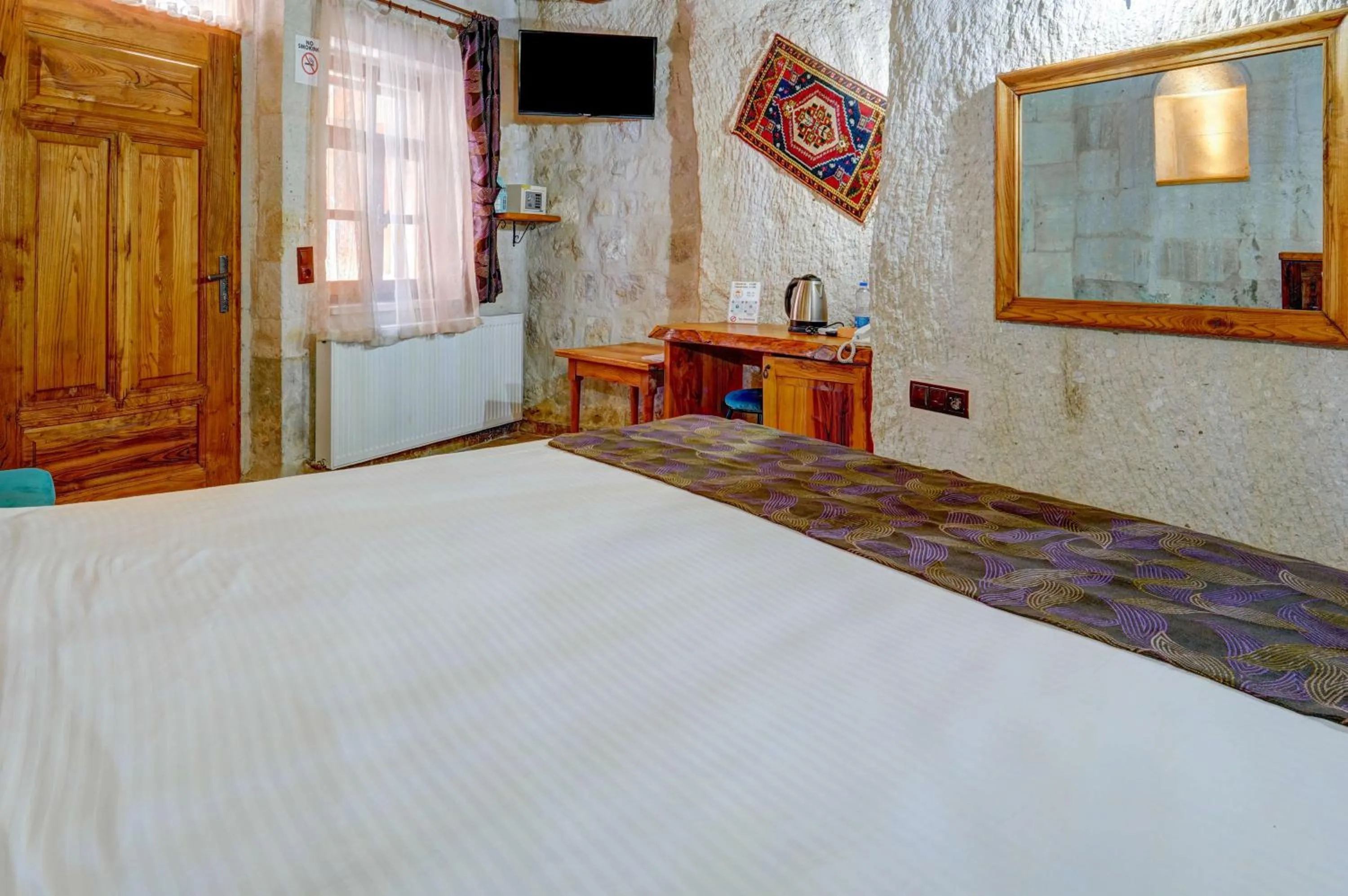 TV and multimedia, Bed in Avilla Cave Hotel