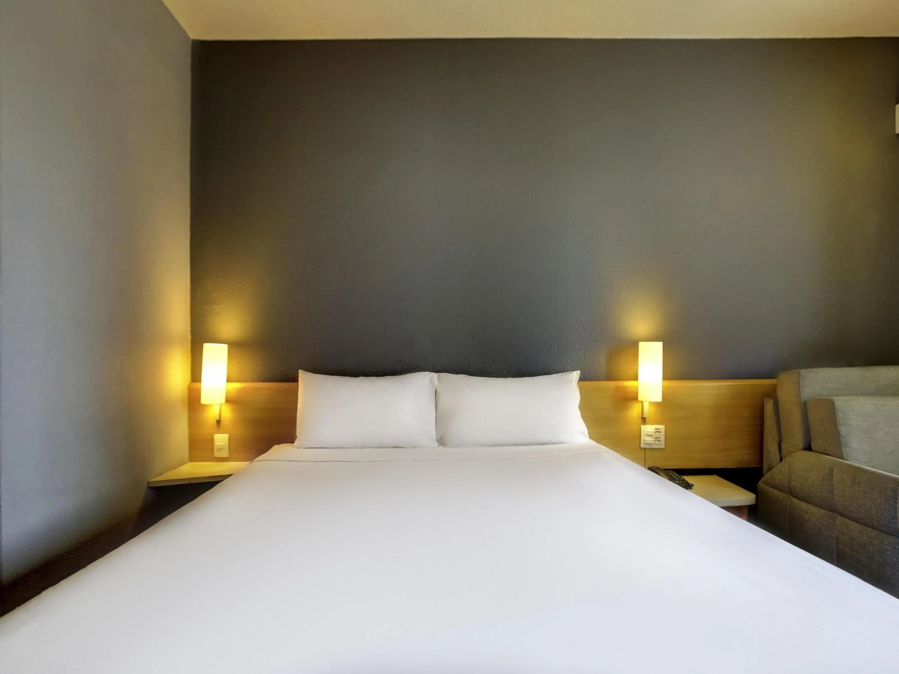 Bedroom, Bed in ibis Tambore