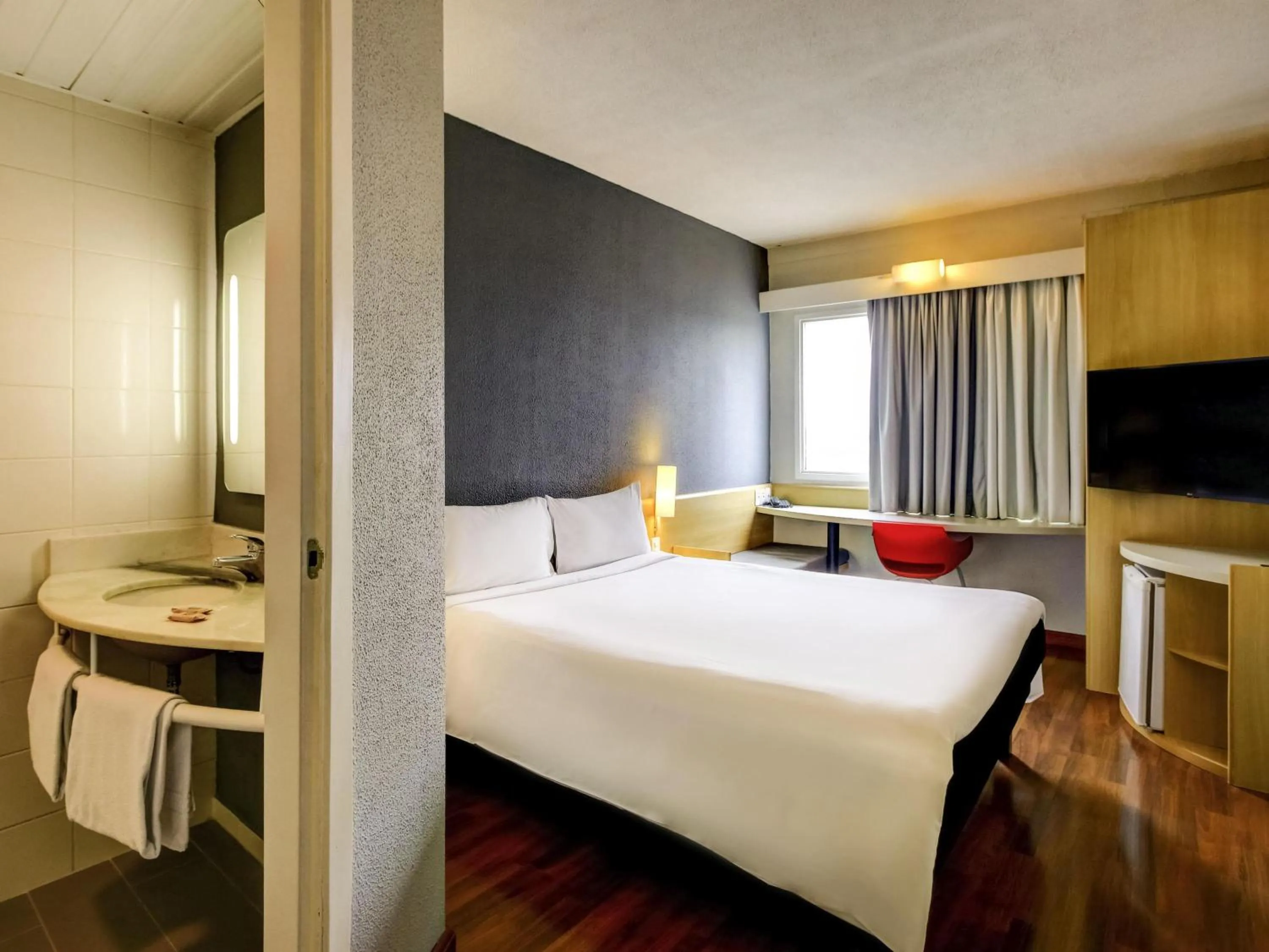 Property building, Bed in ibis Tambore