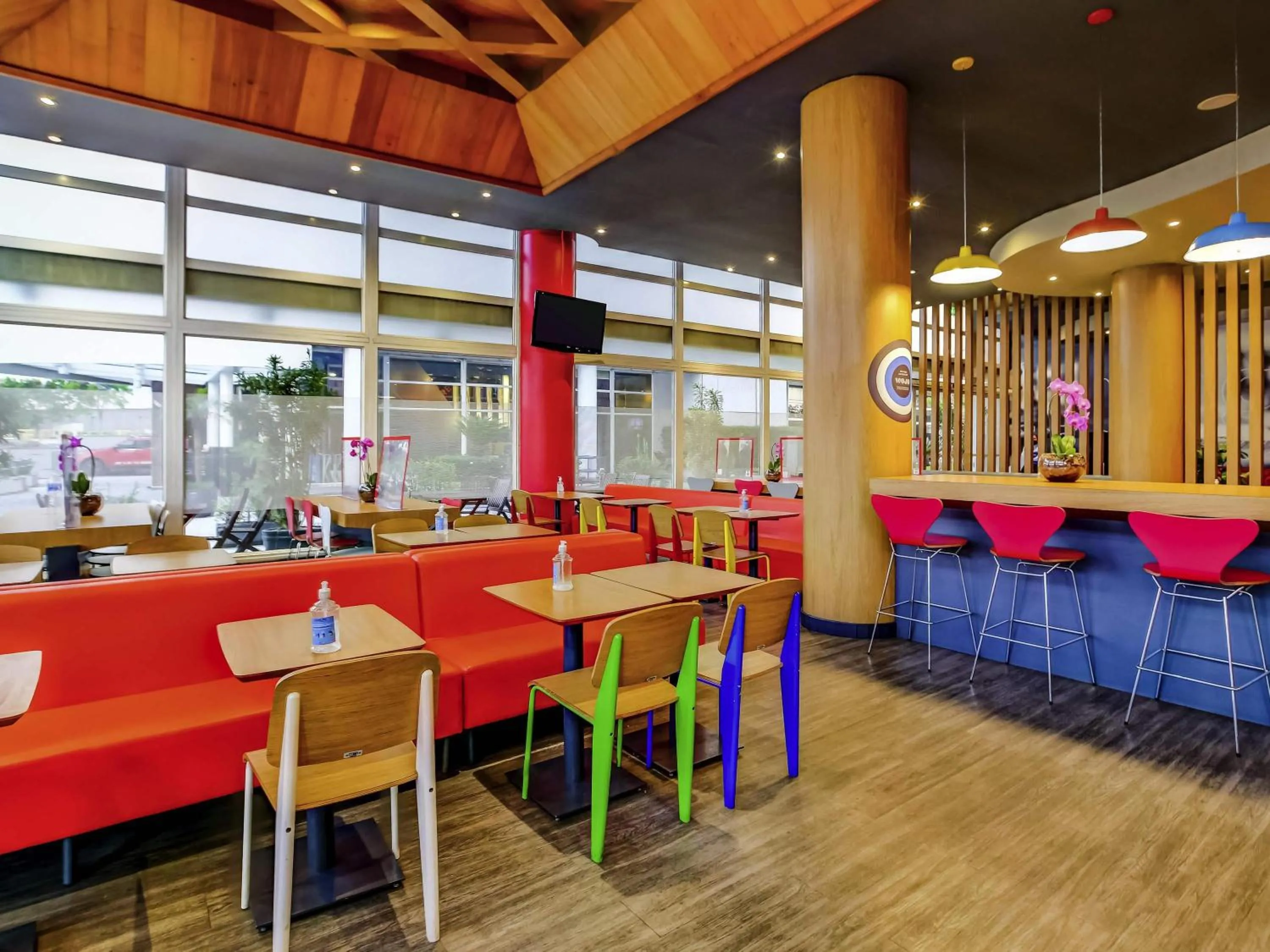 Restaurant/places to eat in ibis Tambore