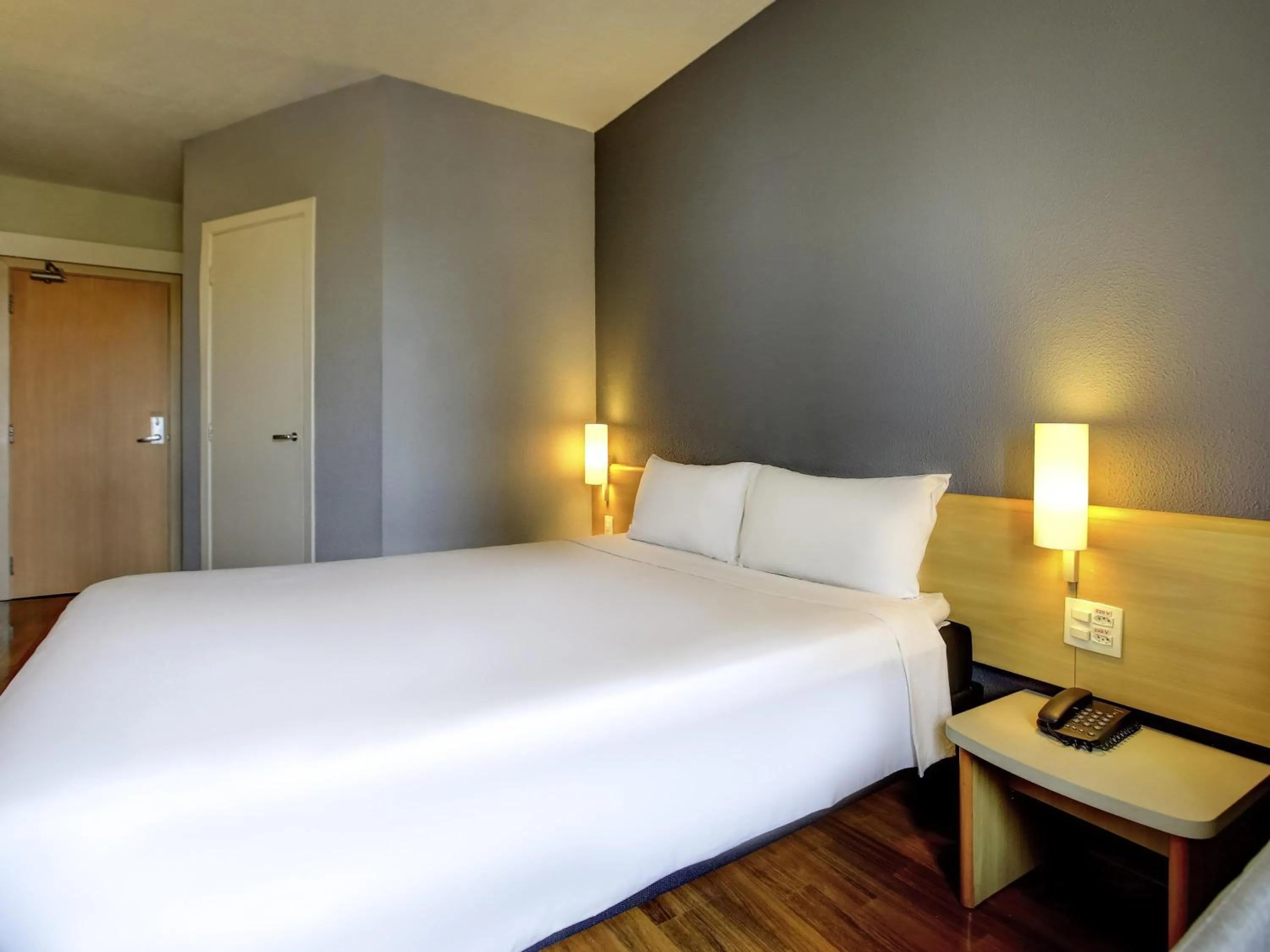 Bedroom, Bed in ibis Tambore