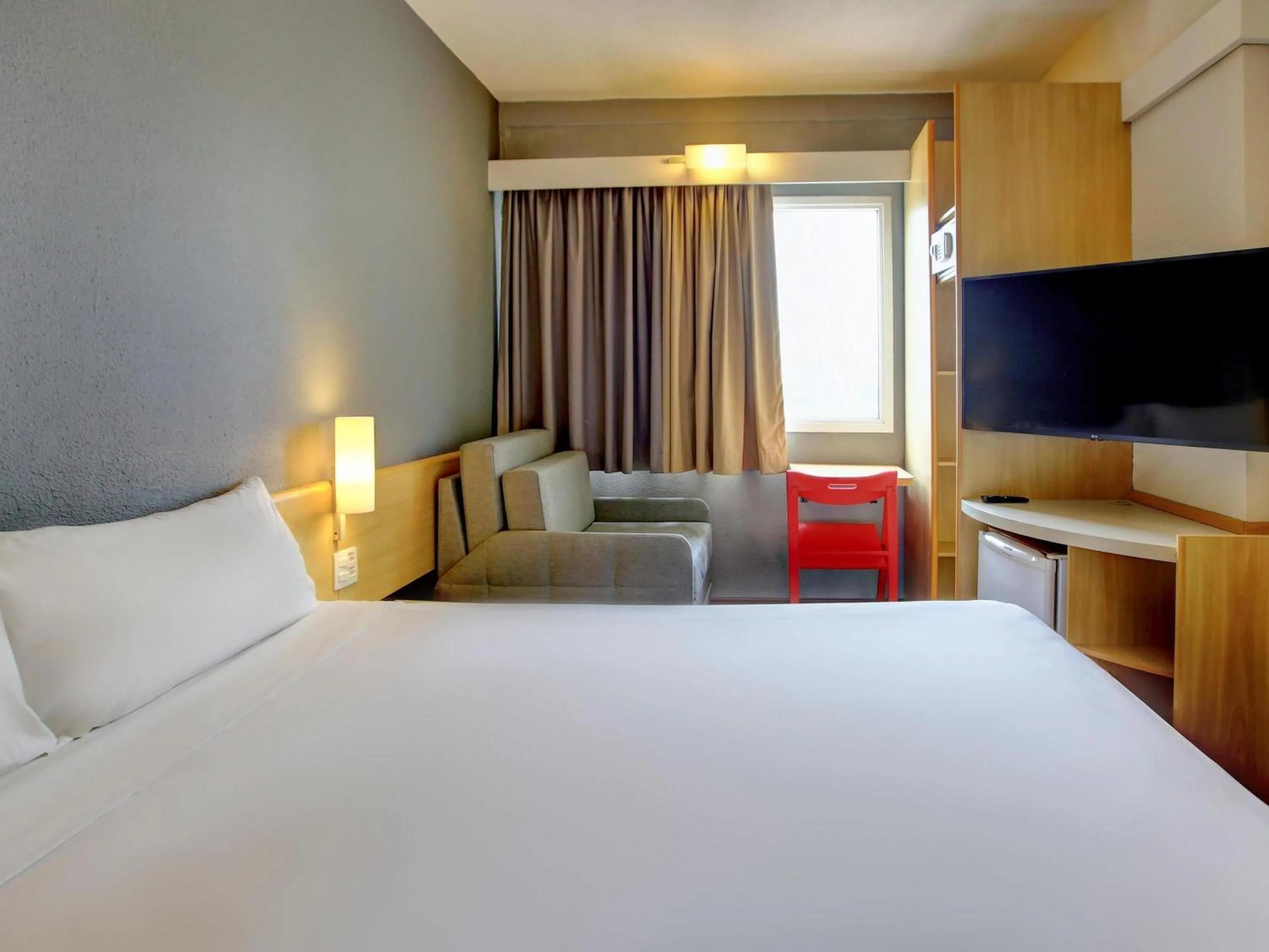 Bedroom, Bed in ibis Tambore