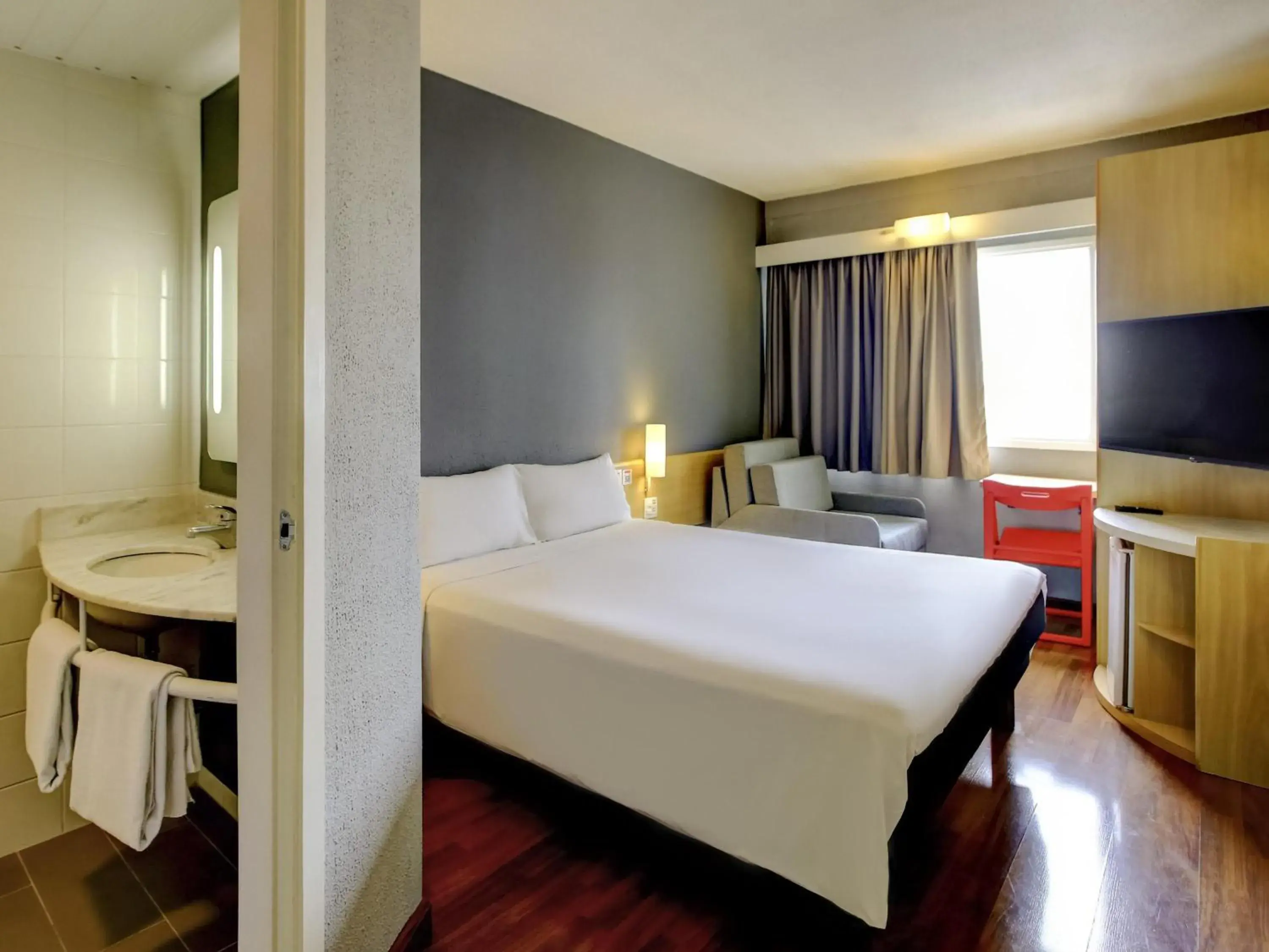 Bedroom, Bed in ibis Tambore Bedroom, Bed in ibis Tambore