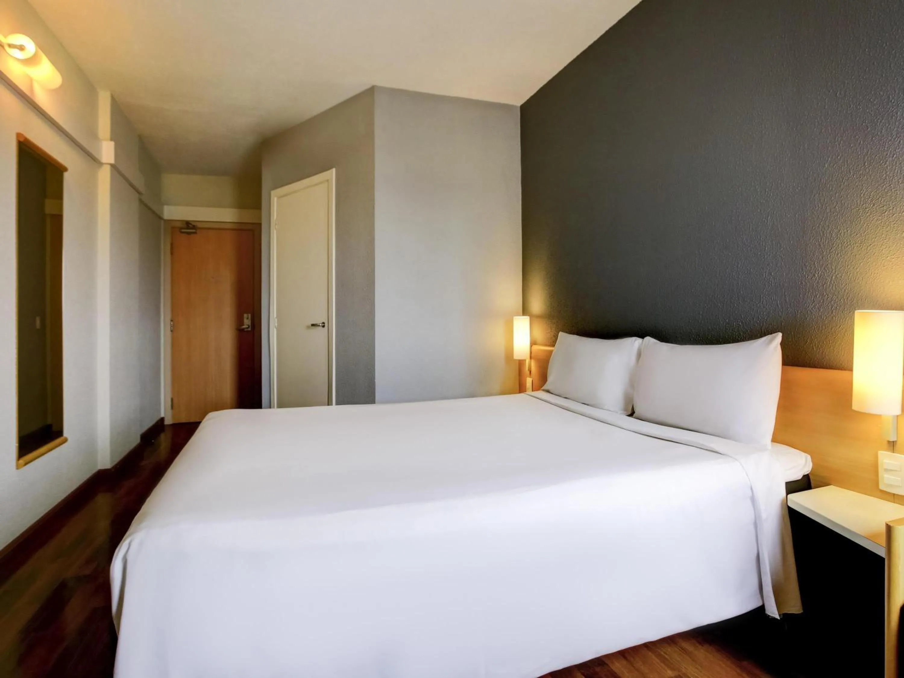 Bedroom, Bed in ibis Tambore