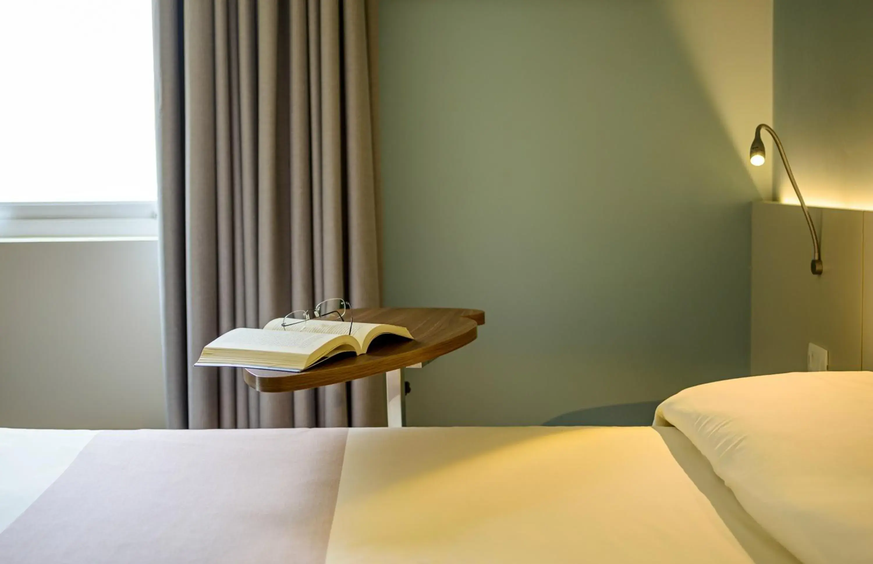 Decorative detail, Bed in ibis Styles Curitiba Centro Civico Decorative detail, Bed in ibis Styles Curitiba Centro Civico