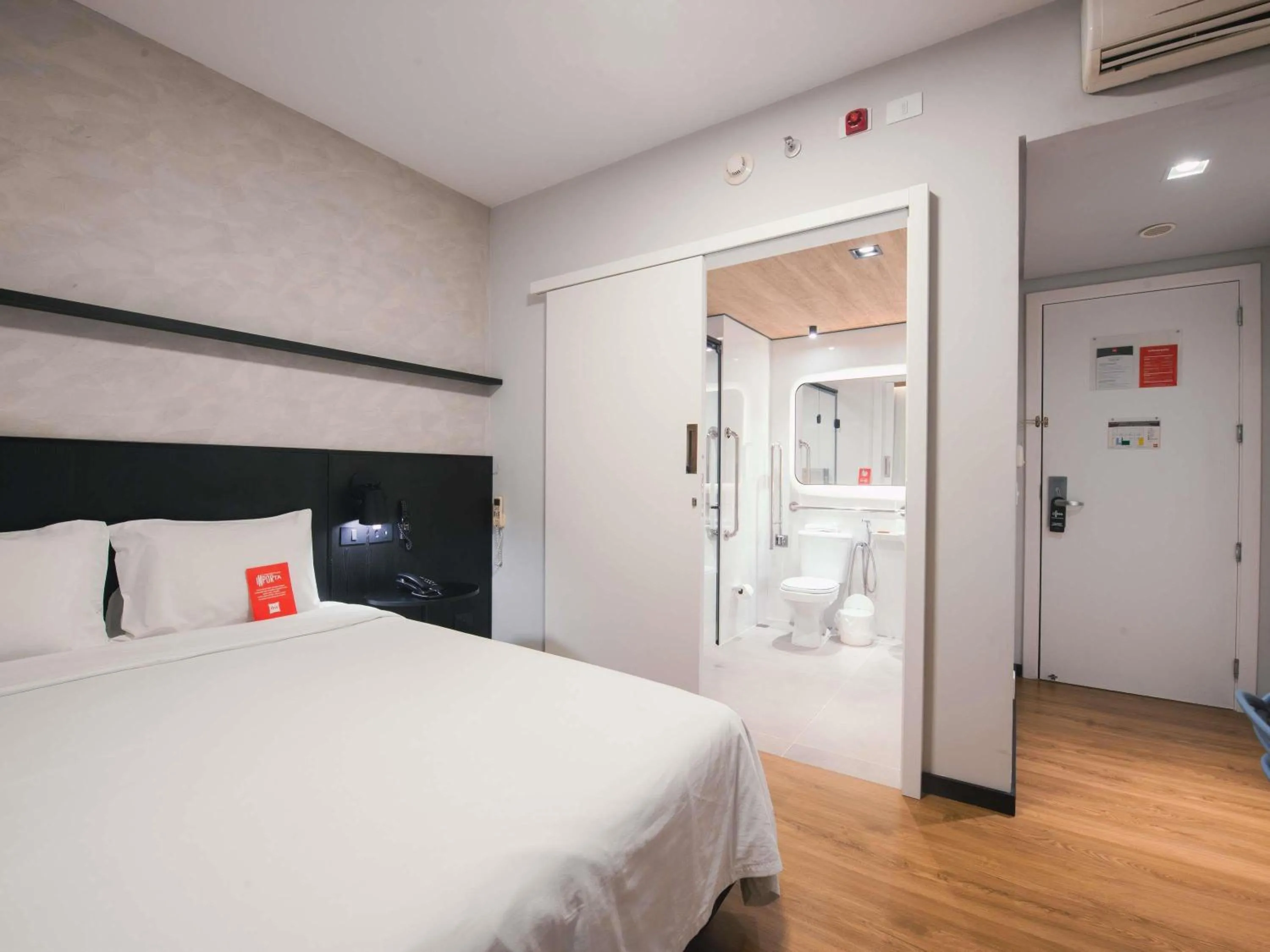 Bedroom, Bed in ibis Curitiba Shopping