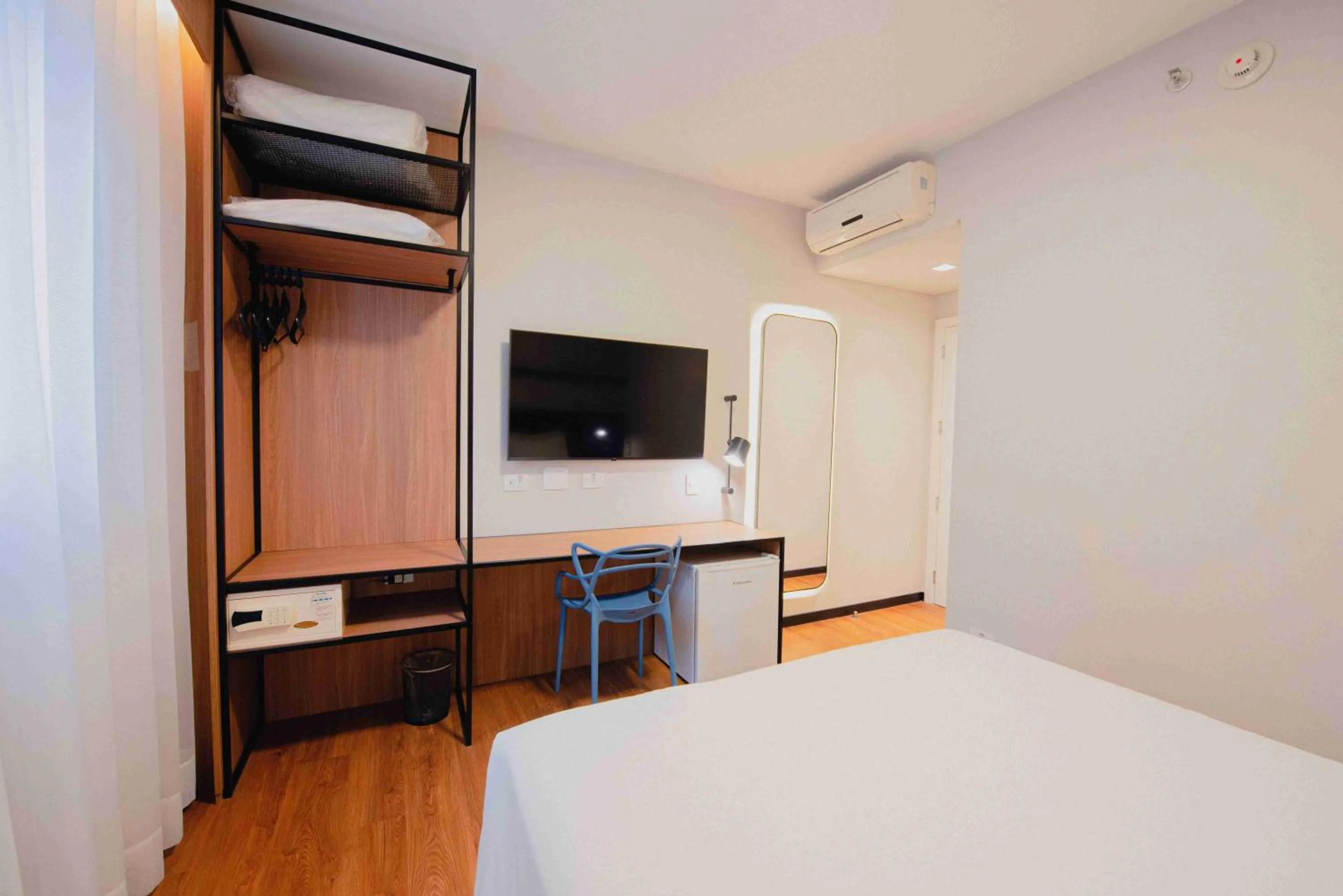 Photo of the whole room, Bed in ibis Curitiba Shopping