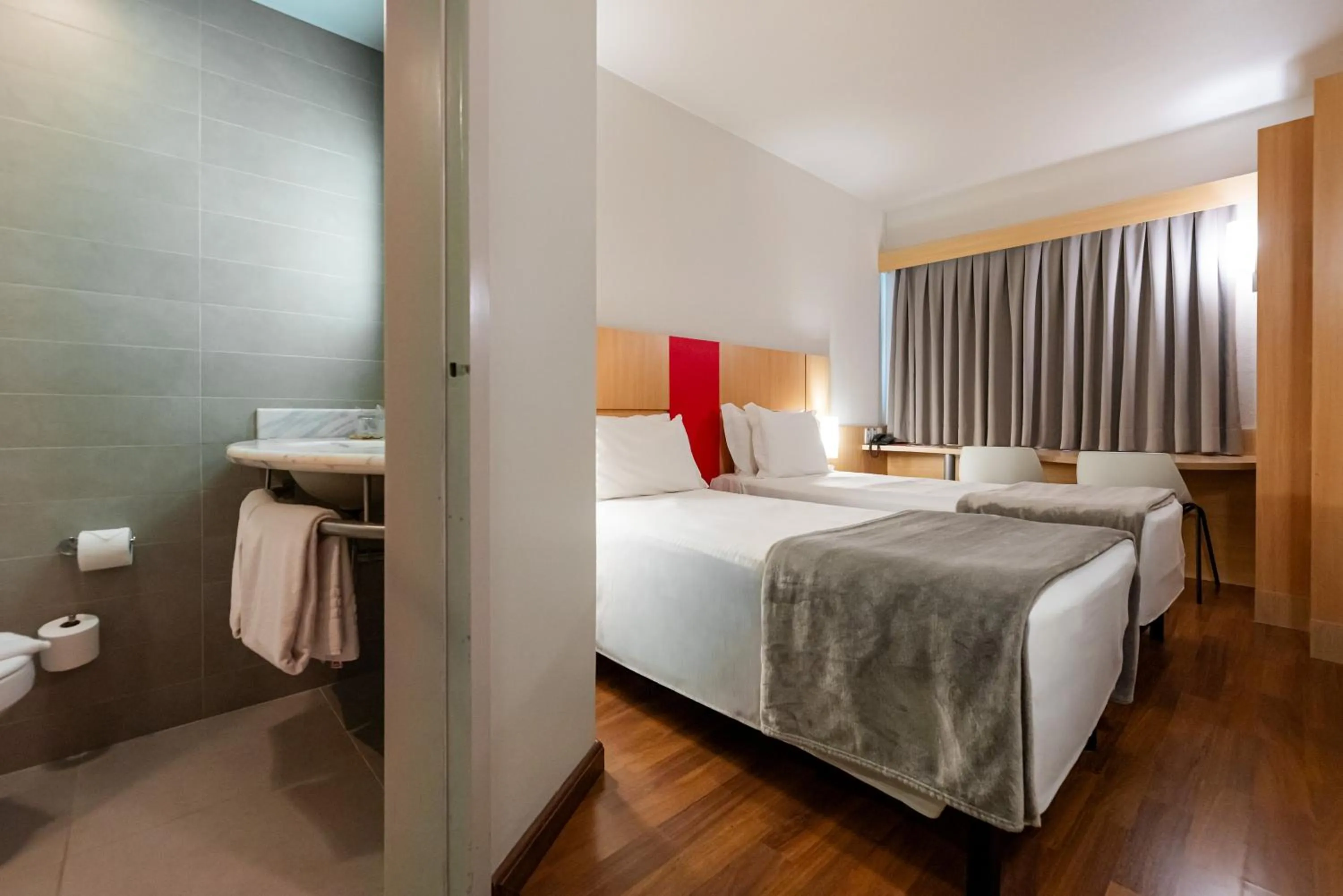 Bathroom, Bed in Ibis Florianopolis