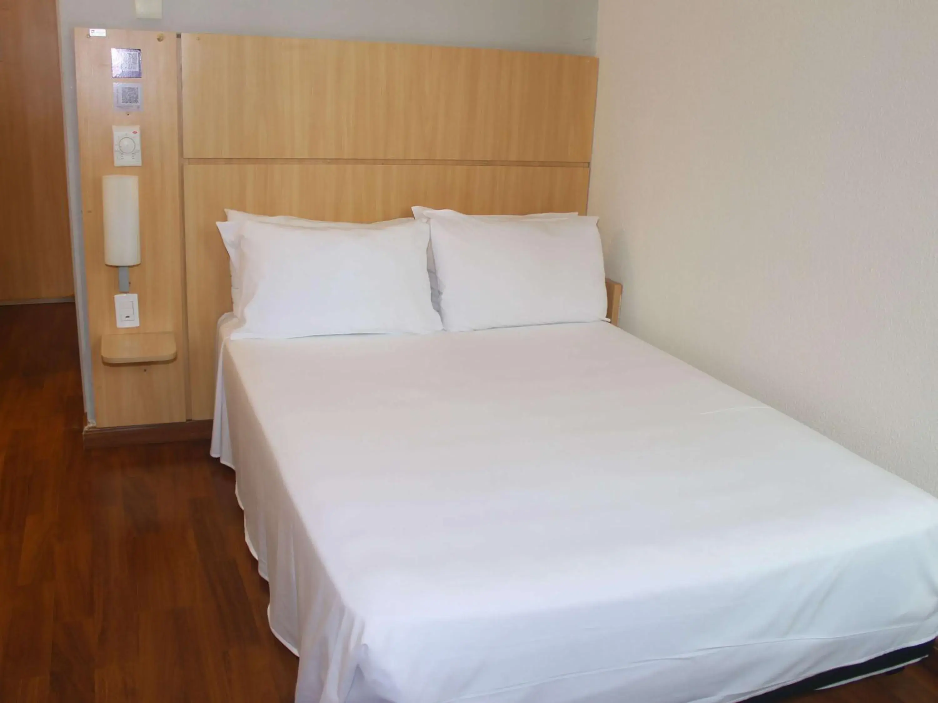 Bedroom, Bed in Ibis Florianopolis Bedroom, Bed in Ibis Florianopolis