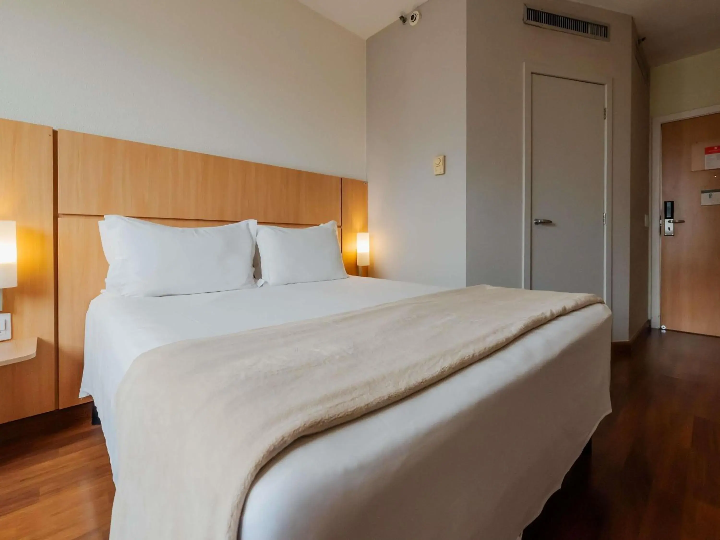 Bedroom, Bed in Ibis Florianopolis Bedroom, Bed in Ibis Florianopolis