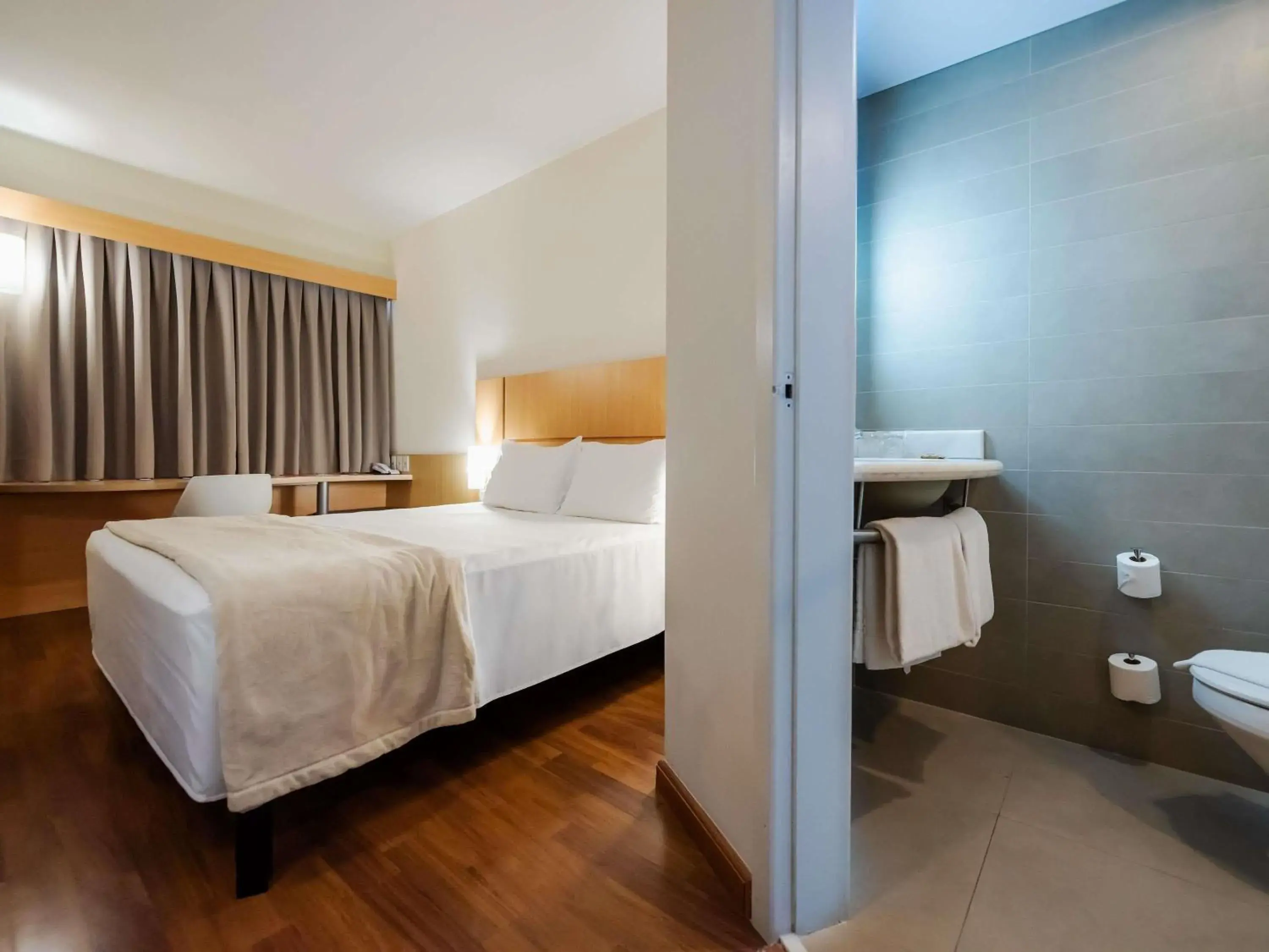 Bedroom, Bed in Ibis Florianopolis Bedroom, Bed in Ibis Florianopolis