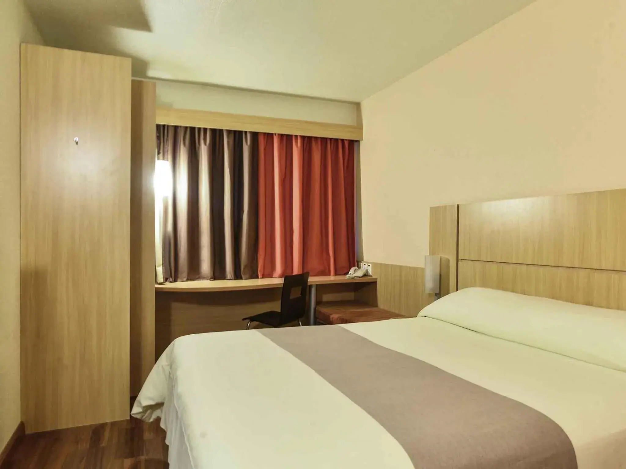 Bedroom, Bed in ibis Caxias do Sul Bedroom, Bed in ibis Caxias do Sul