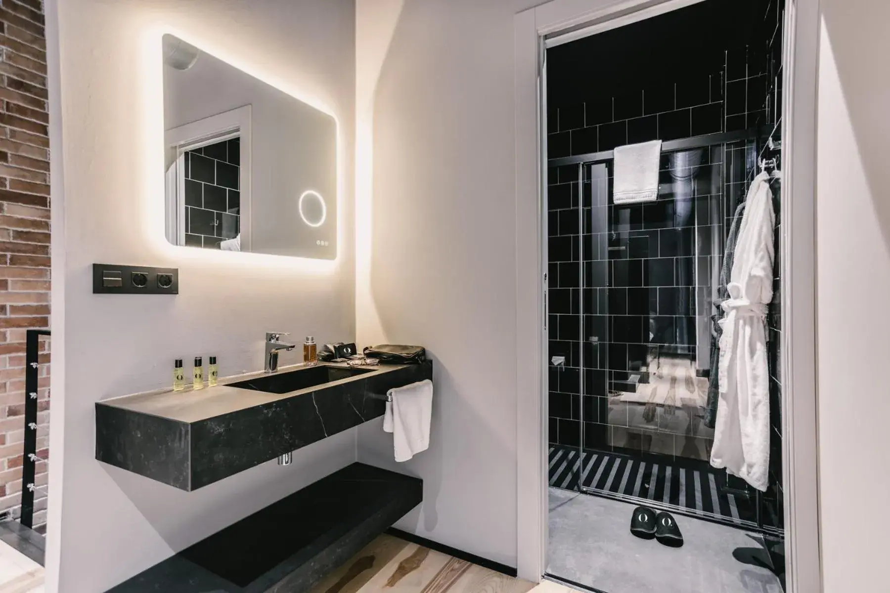 Shower in HO Paseo de Almería 9 By Olivencia Shower in HO Paseo de Almería 9 By Olivencia