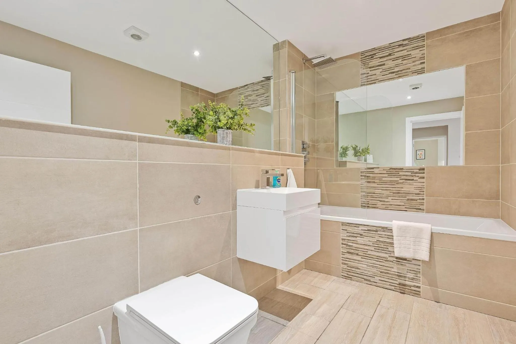 Shower in Ocean Walk - By My Getaways - Free Parking