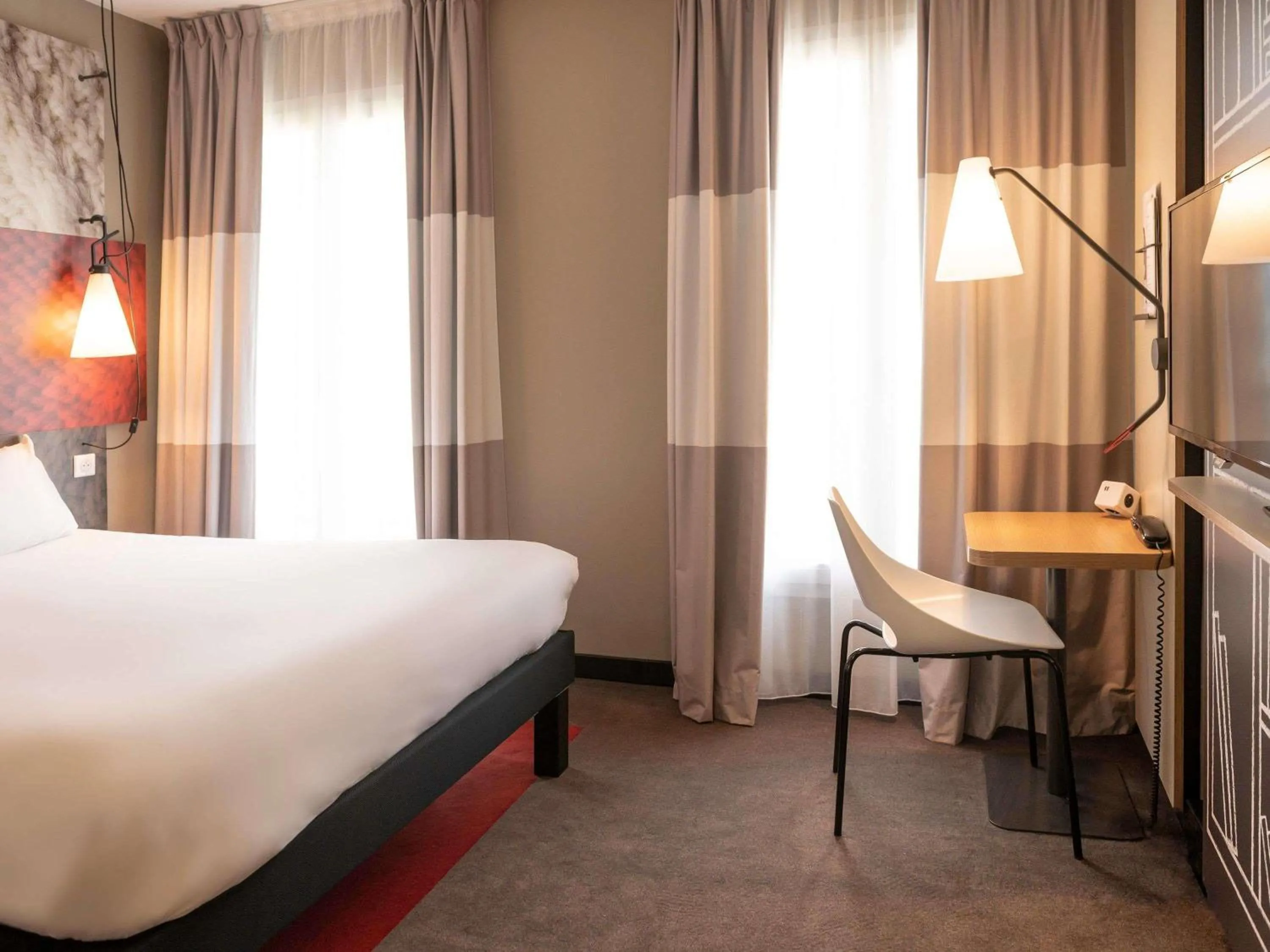 Property building, Bed in ibis Paris Tour Montparnasse 15eme