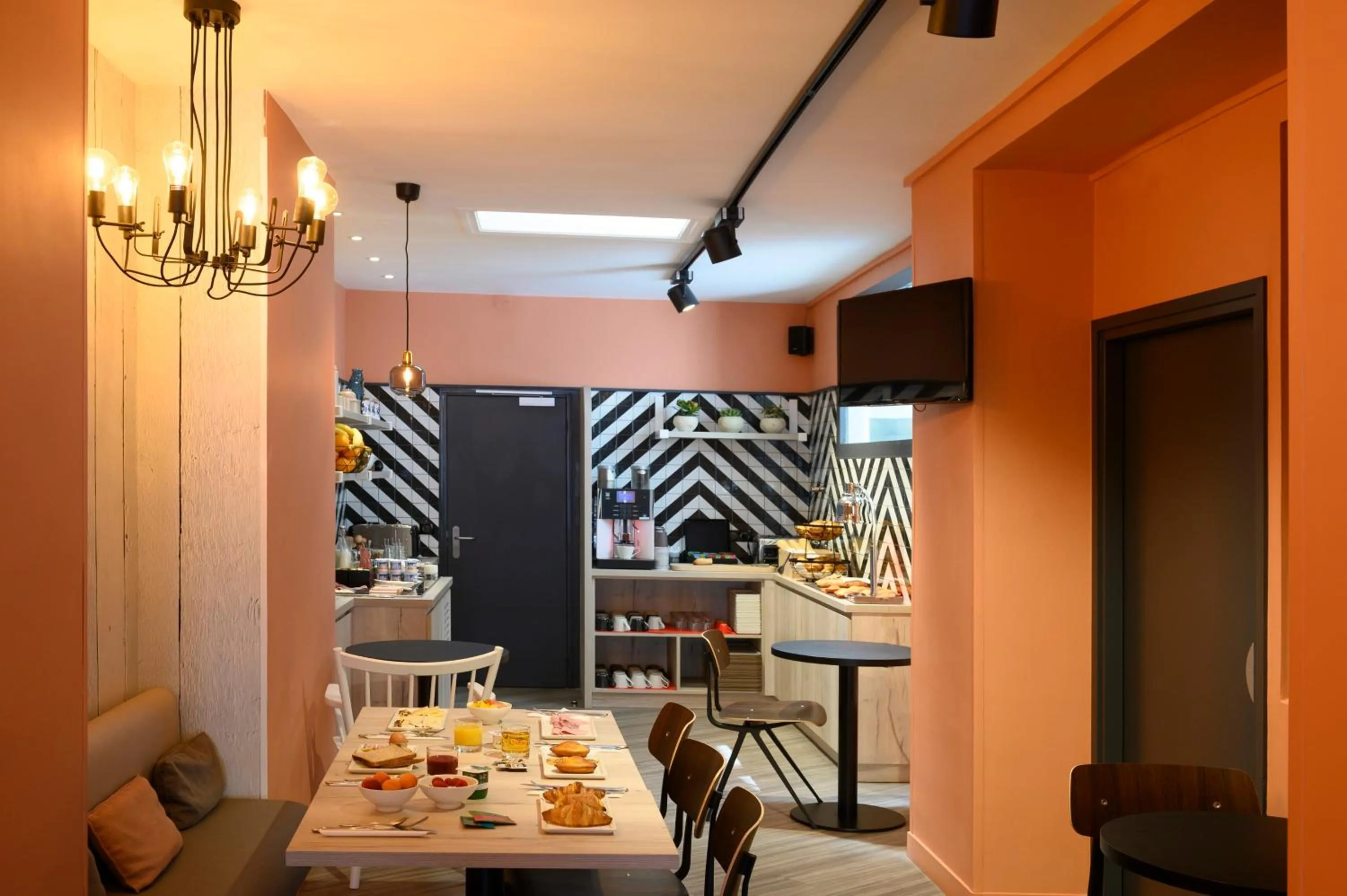 Food and drinks in ibis Paris Tour Montparnasse 15eme