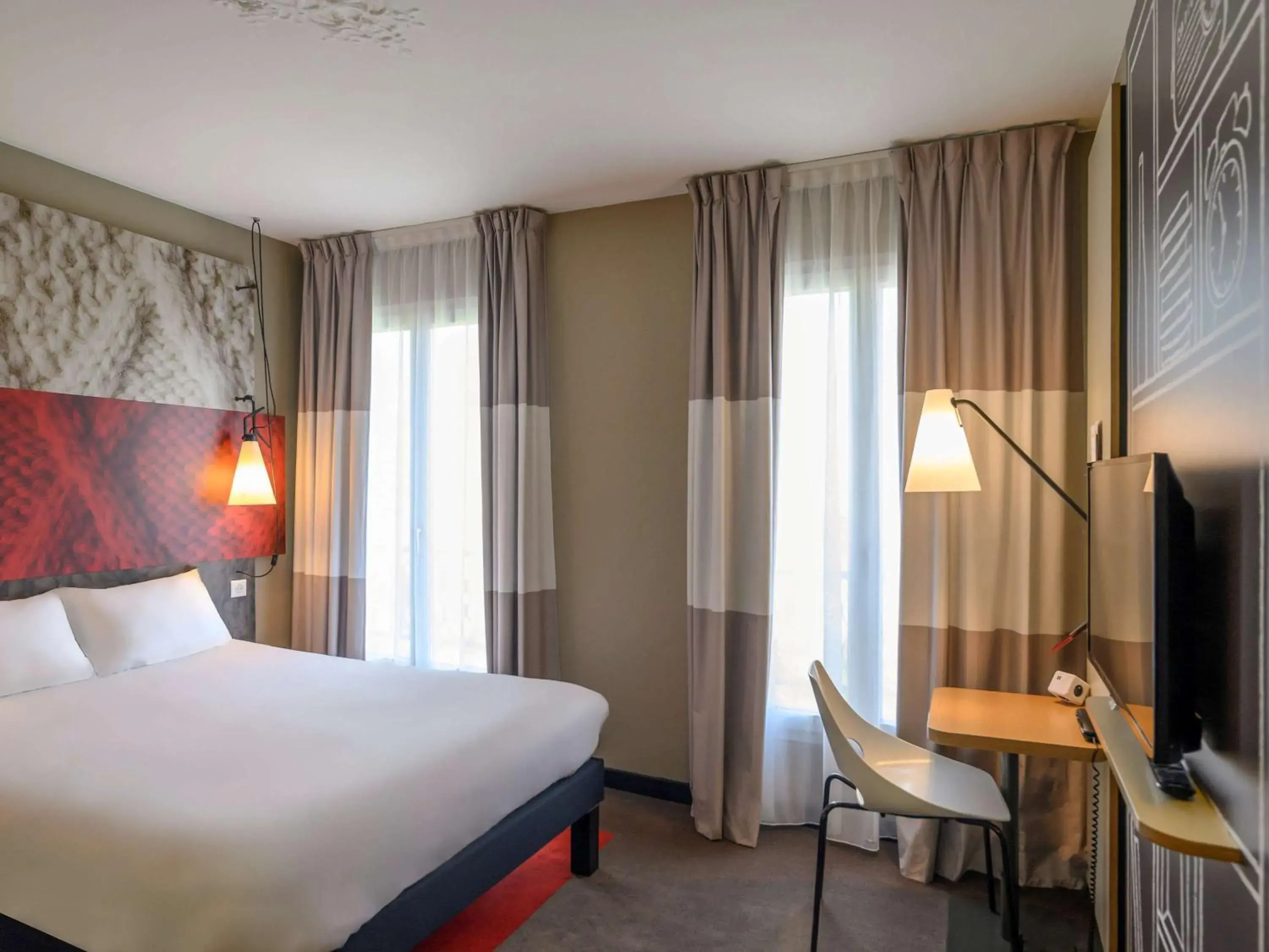 Photo of the whole room, Bed in ibis Paris Tour Montparnasse 15eme Photo of the whole room, Bed in ibis Paris Tour Montparnasse 15eme