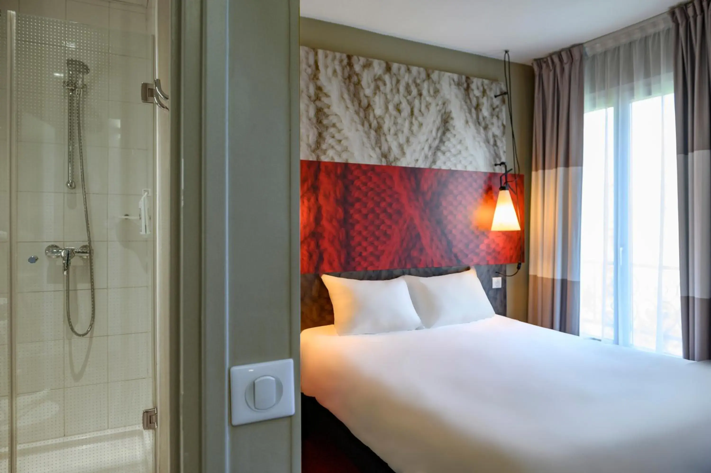 Shower, Bed in ibis Paris Tour Montparnasse 15eme Shower, Bed in ibis Paris Tour Montparnasse 15eme