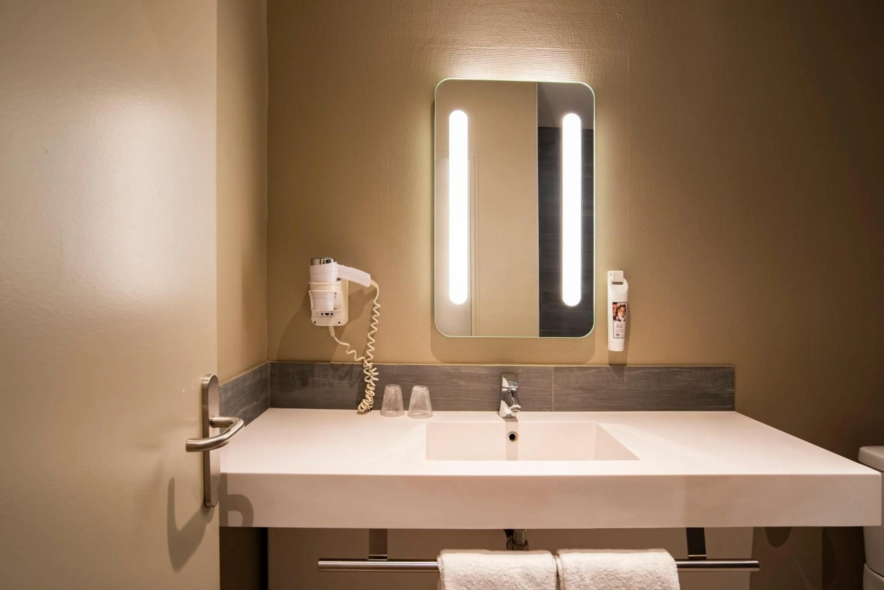 Toilet in ibis Paris Tour Montparnasse 15eme