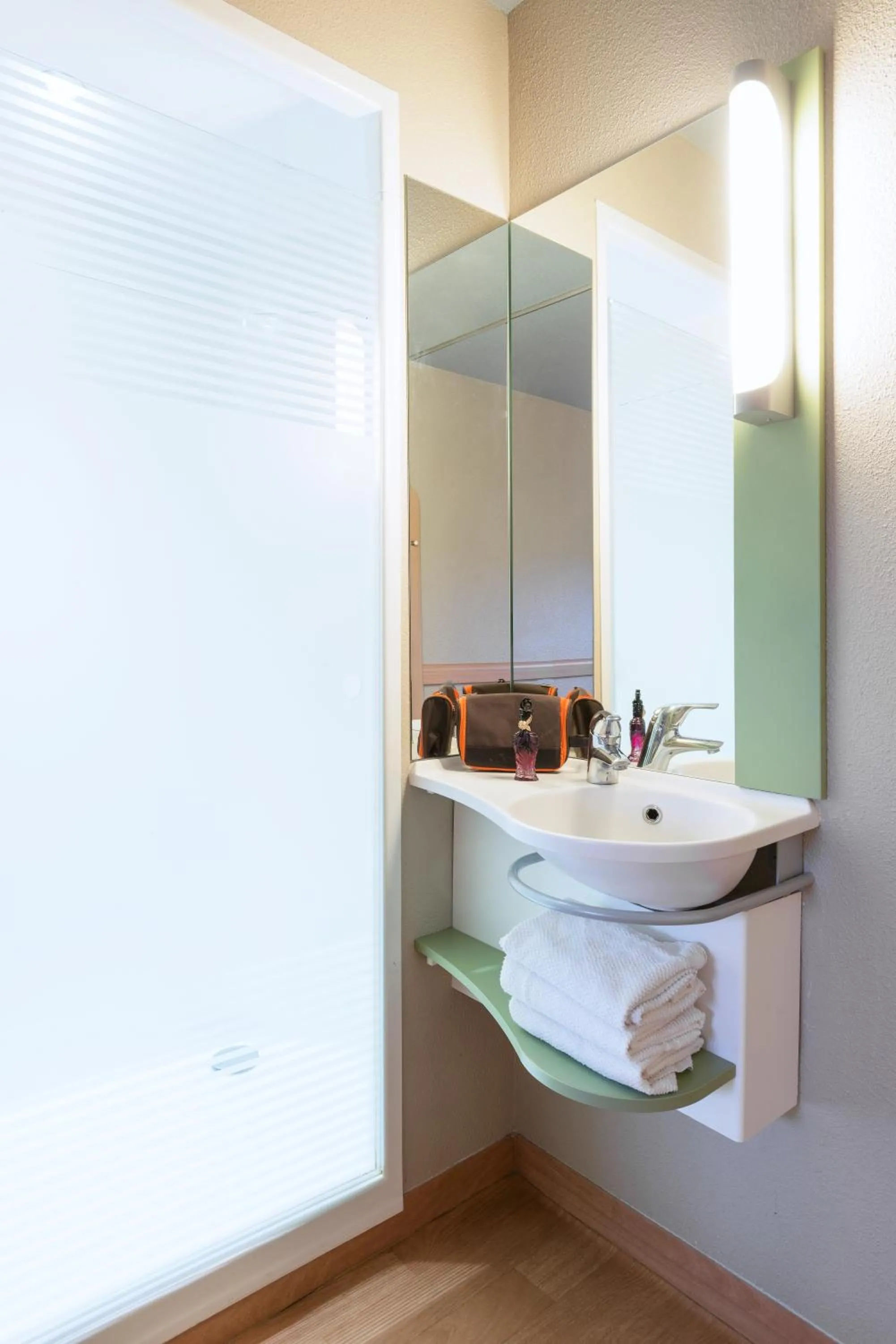 Shower in ibis budget Cabourg Dives sur Mer