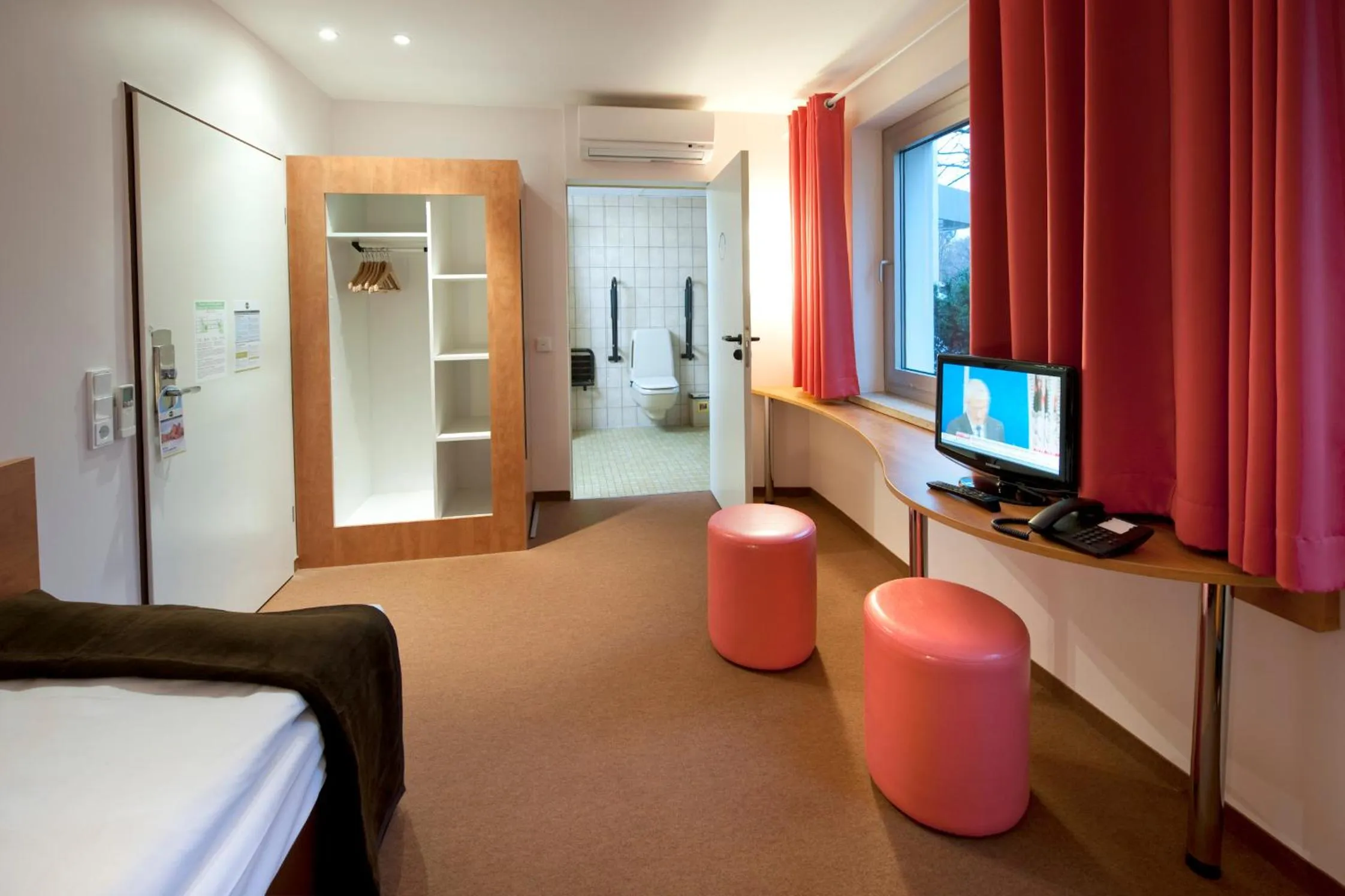 Toilet, Bed in Hotel Hannover-Garbsen