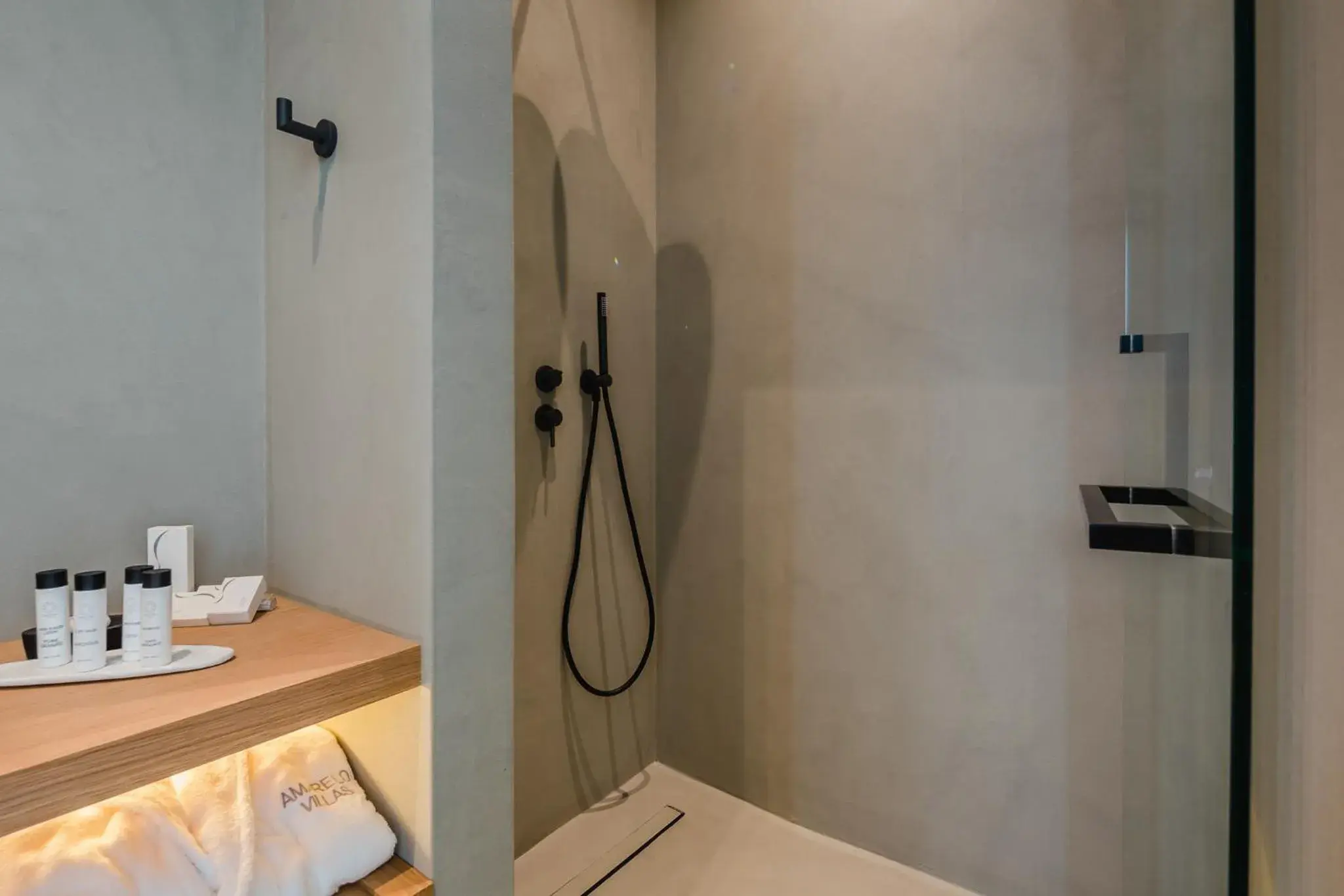 Shower in Amarelo Suites Shower in Amarelo Suites