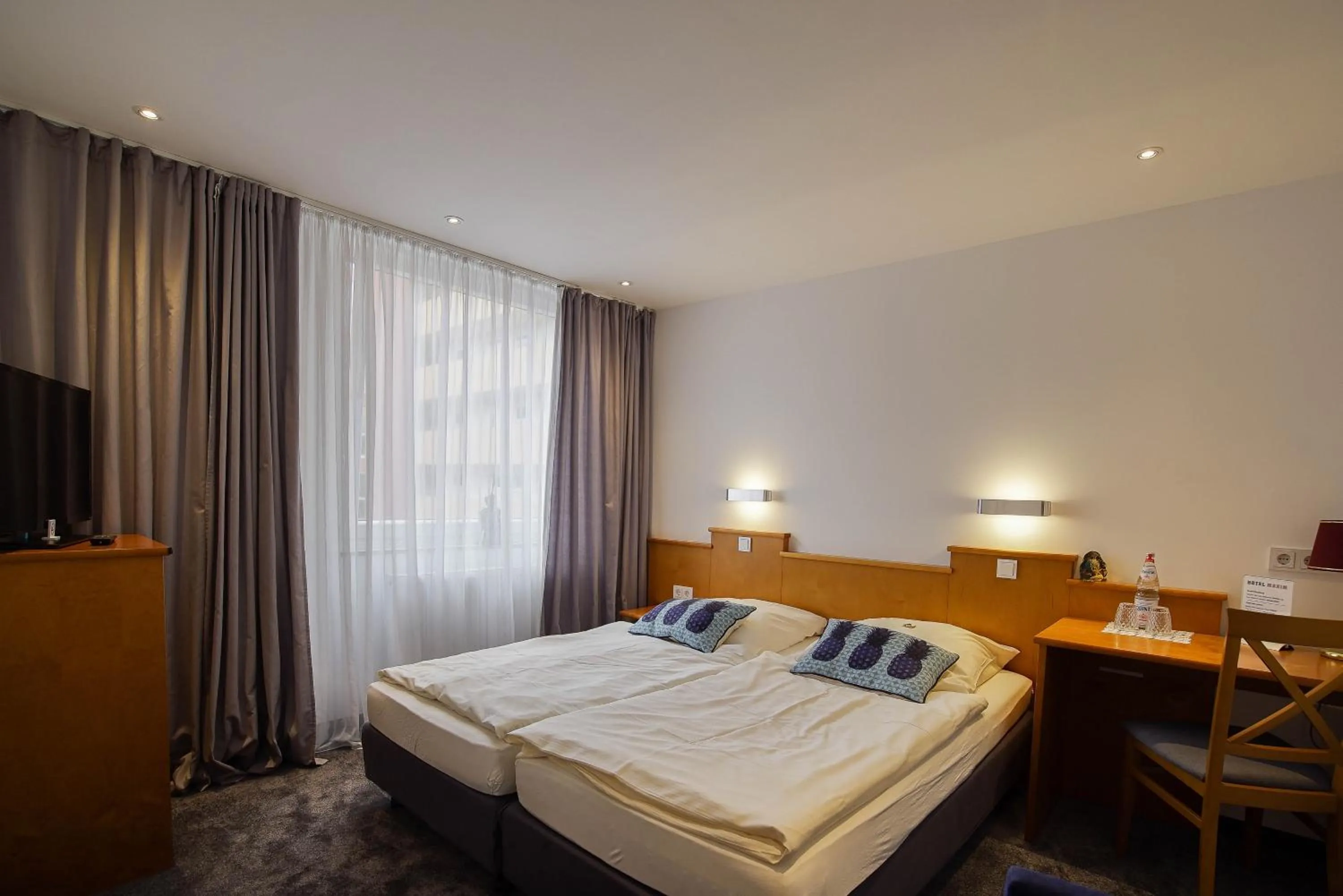 Photo of the whole room, Bed in Hotel Maxim