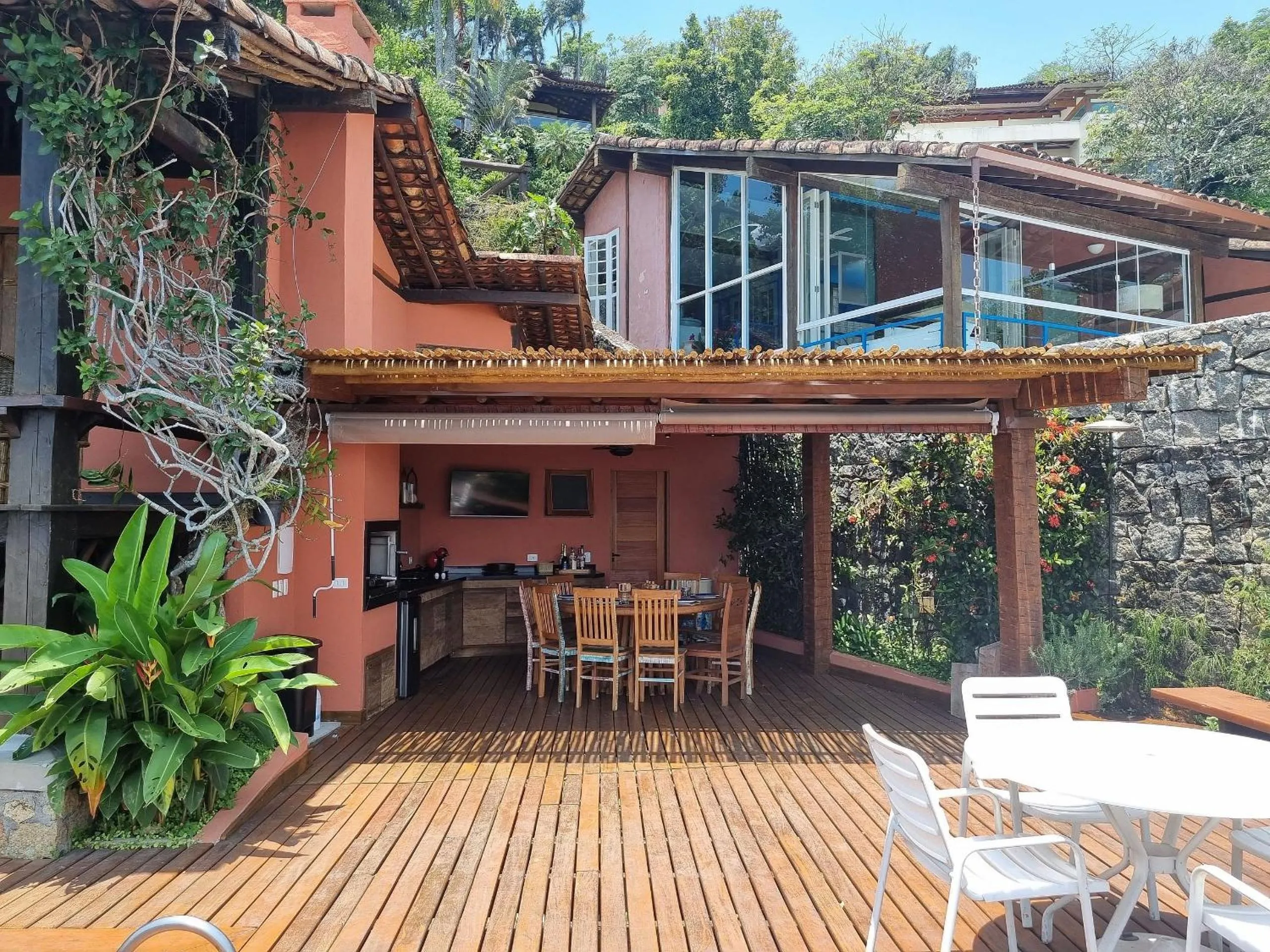 BBQ facilities in Casa com piscina de borda infinita perto da praia