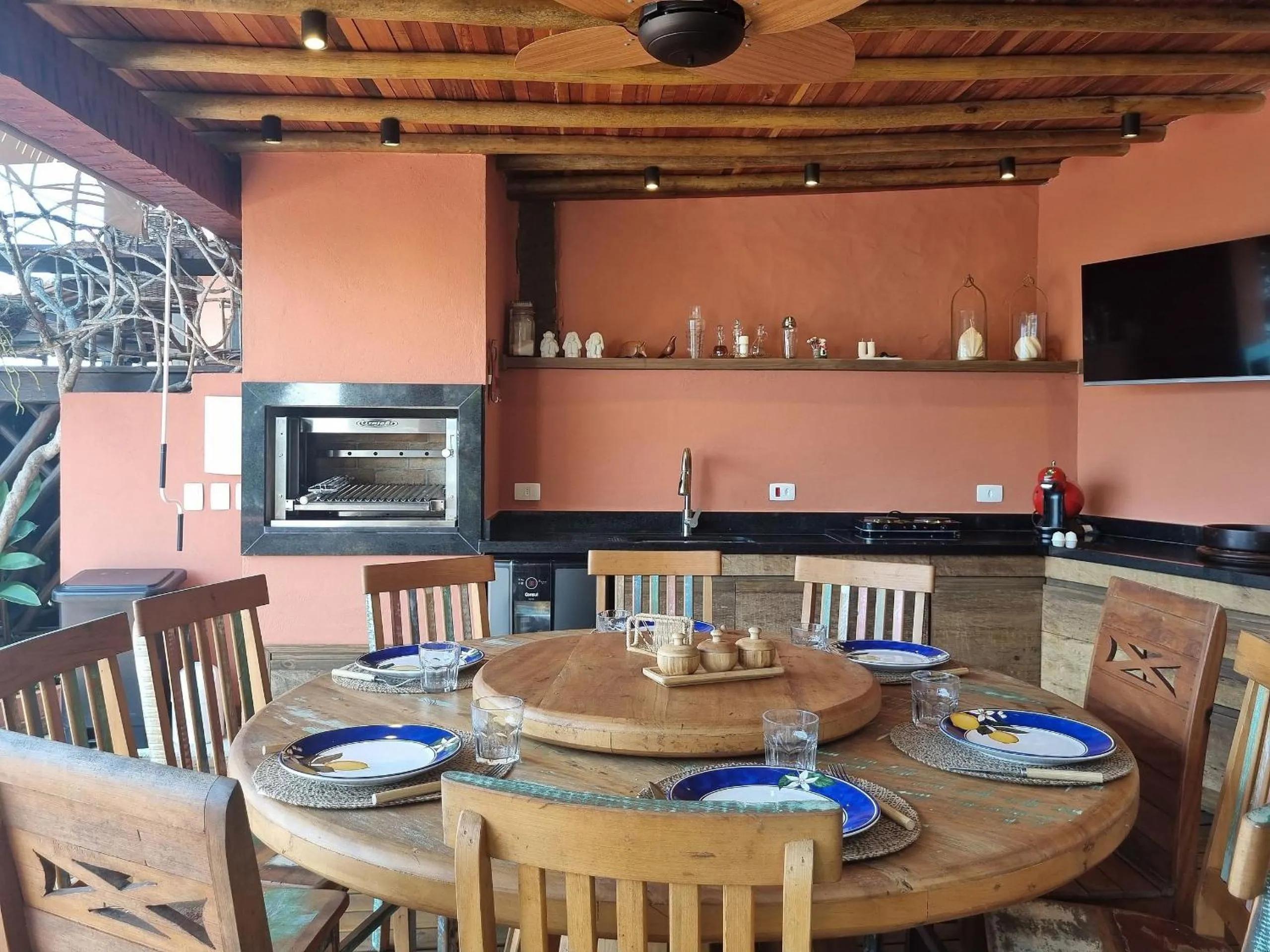 BBQ facilities in Casa com piscina de borda infinita perto da praia