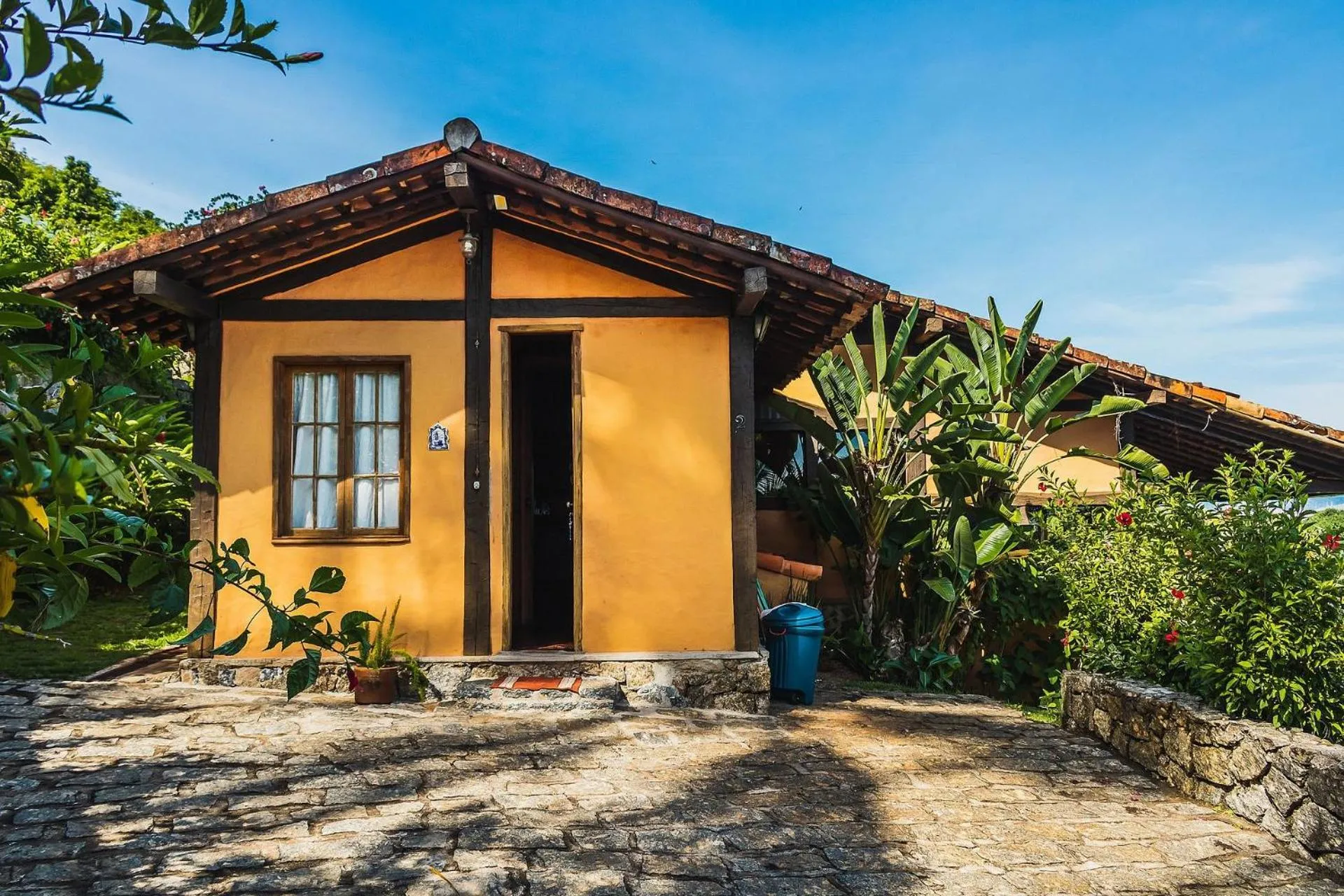 Decorative detail in Casa com piscina de borda infinita perto da praia