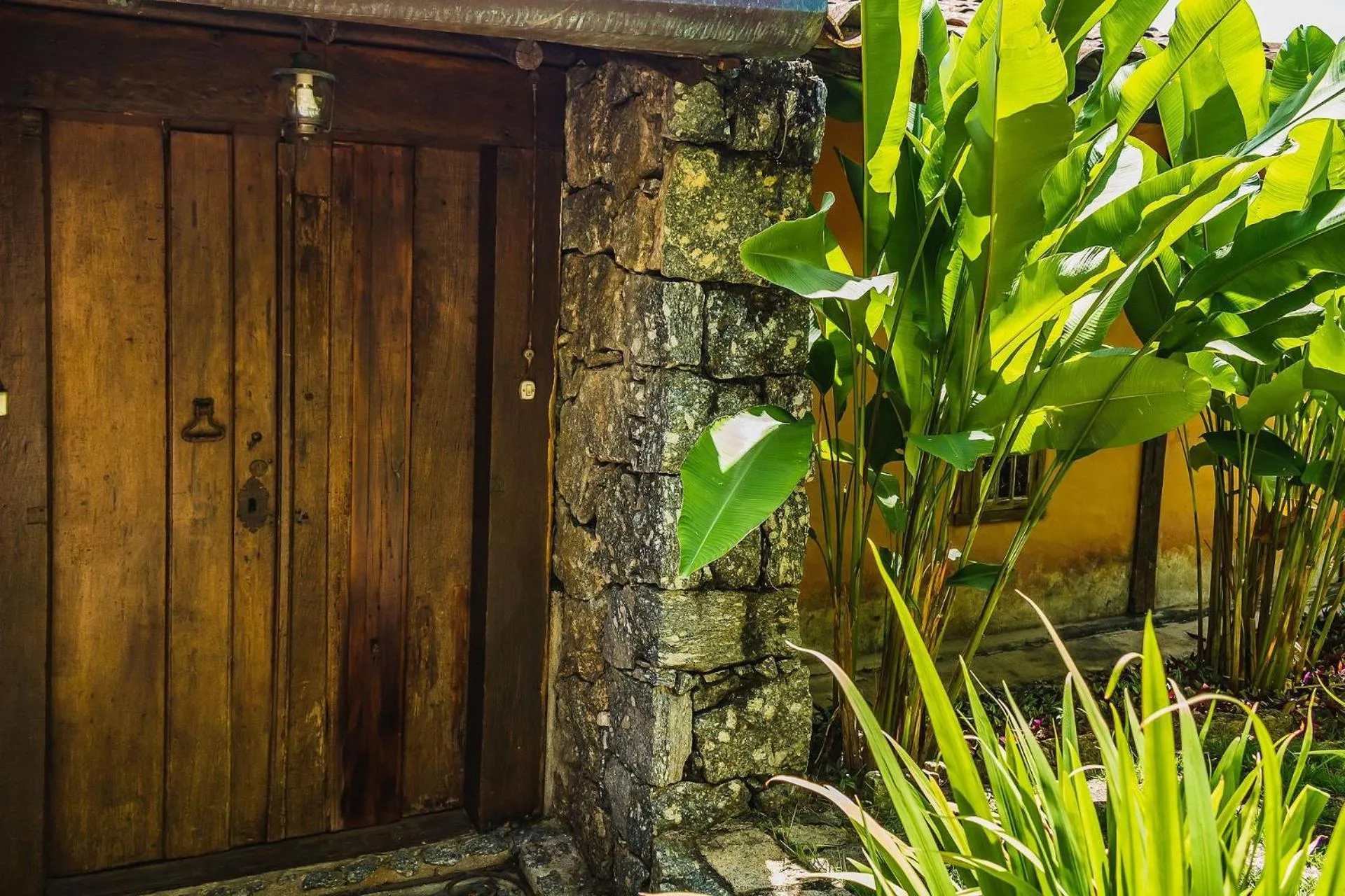 Decorative detail in Casa com piscina de borda infinita perto da praia