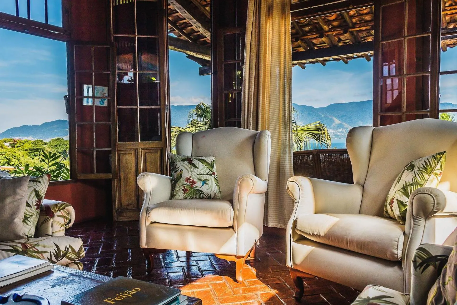 Living room in Casa com piscina de borda infinita perto da praia