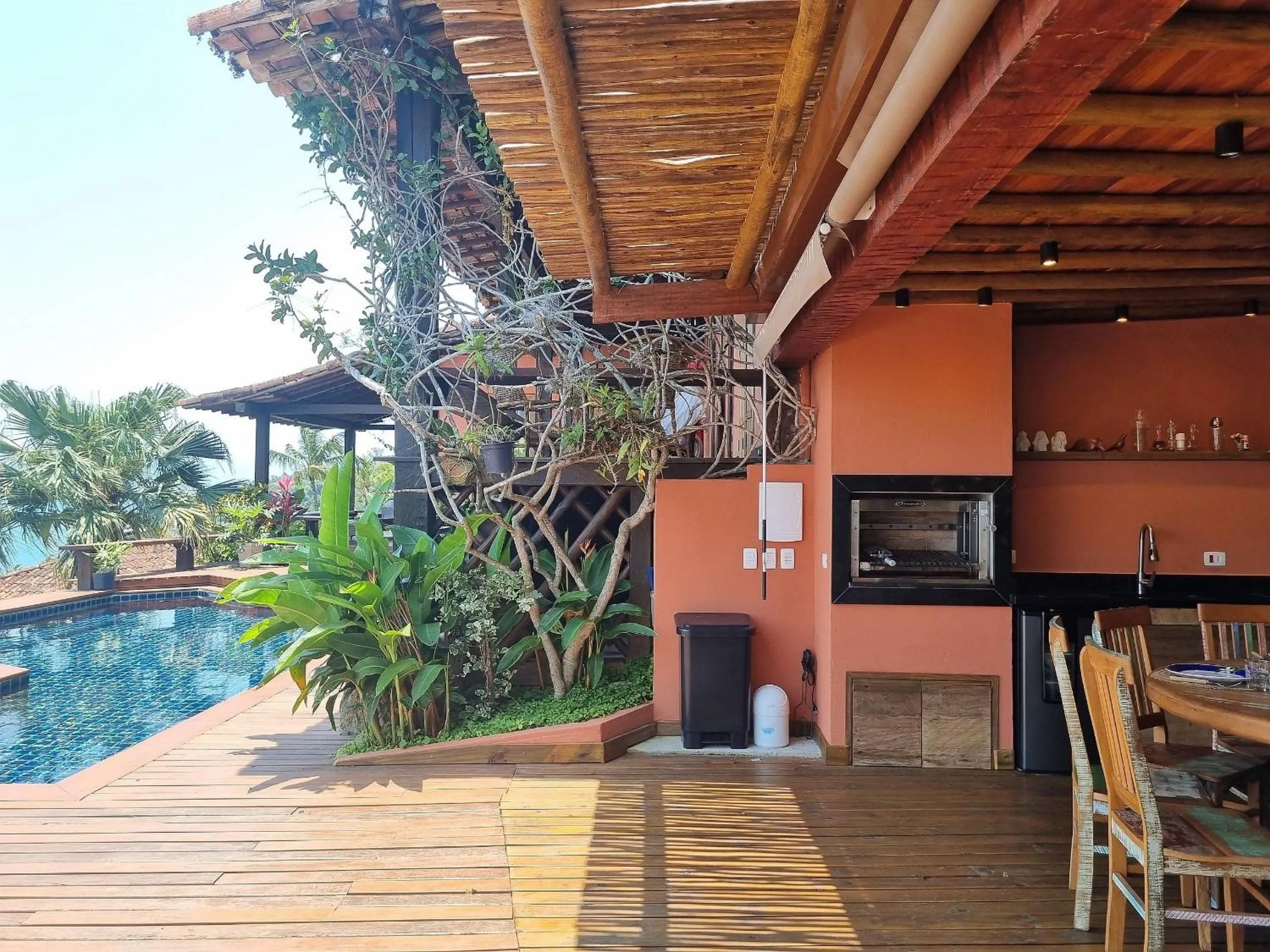 BBQ facilities in Casa com piscina de borda infinita perto da praia