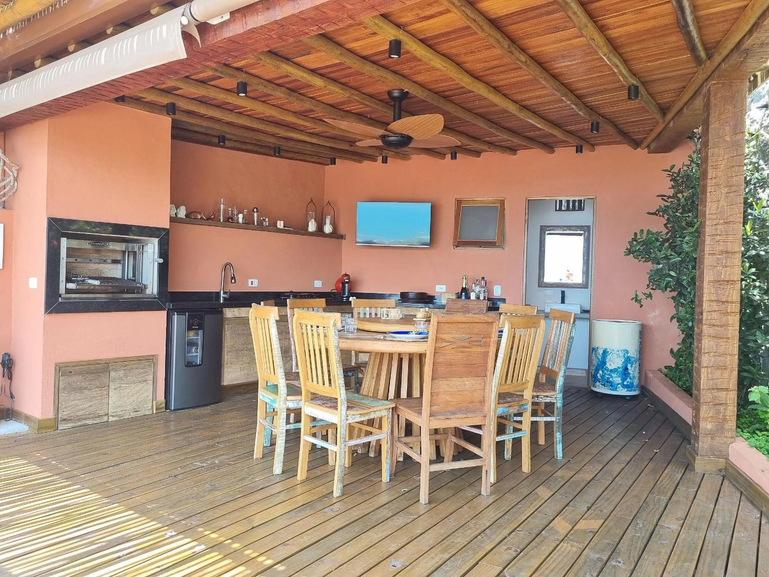 BBQ facilities in Casa com piscina de borda infinita perto da praia