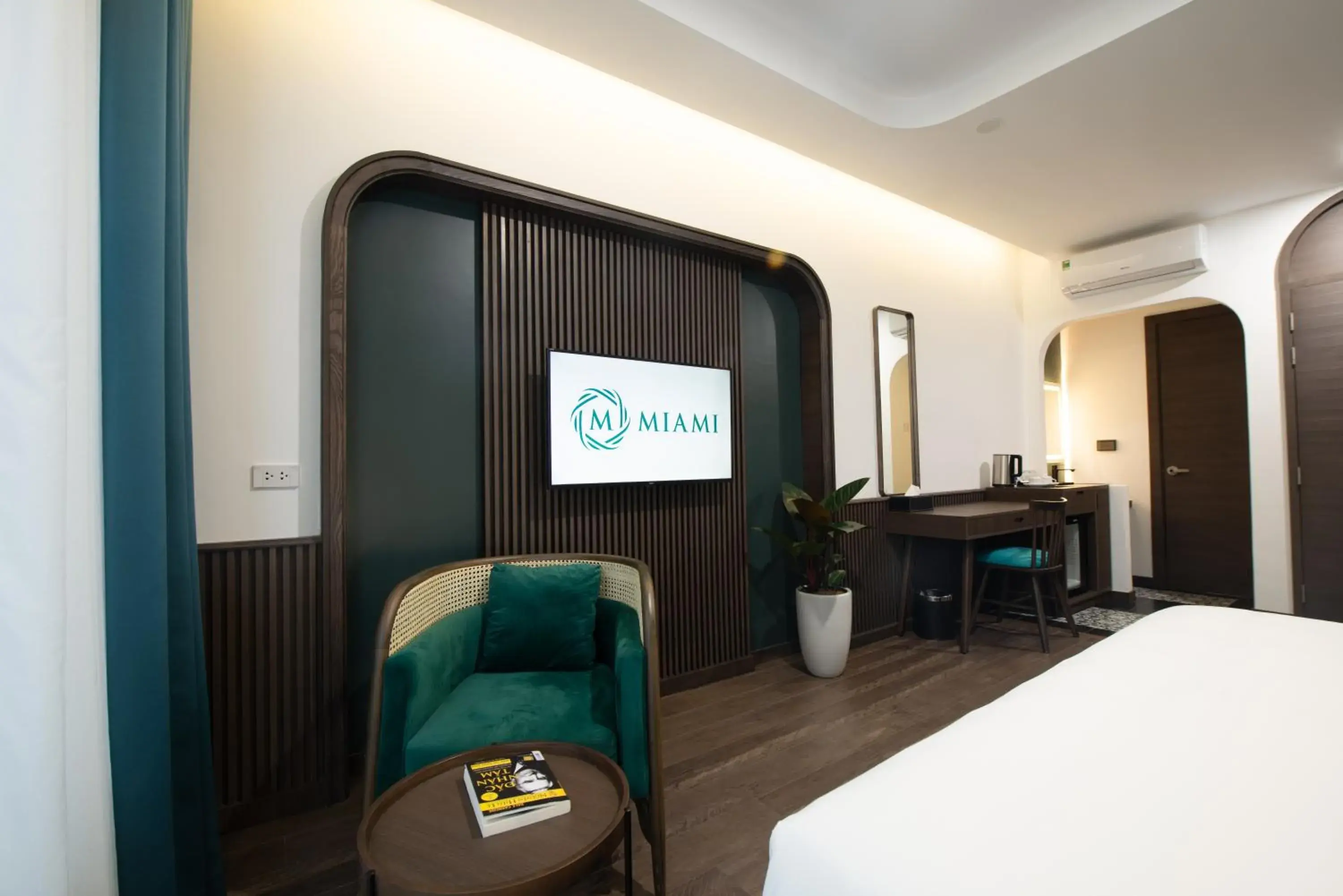 Communal lounge/ TV room, Bed in Khách sạn gần biển Miami Tuy Hoà Phú Yên Communal lounge/ TV room, Bed in Khách sạn gần biển Miami Tuy Hoà Phú Yên