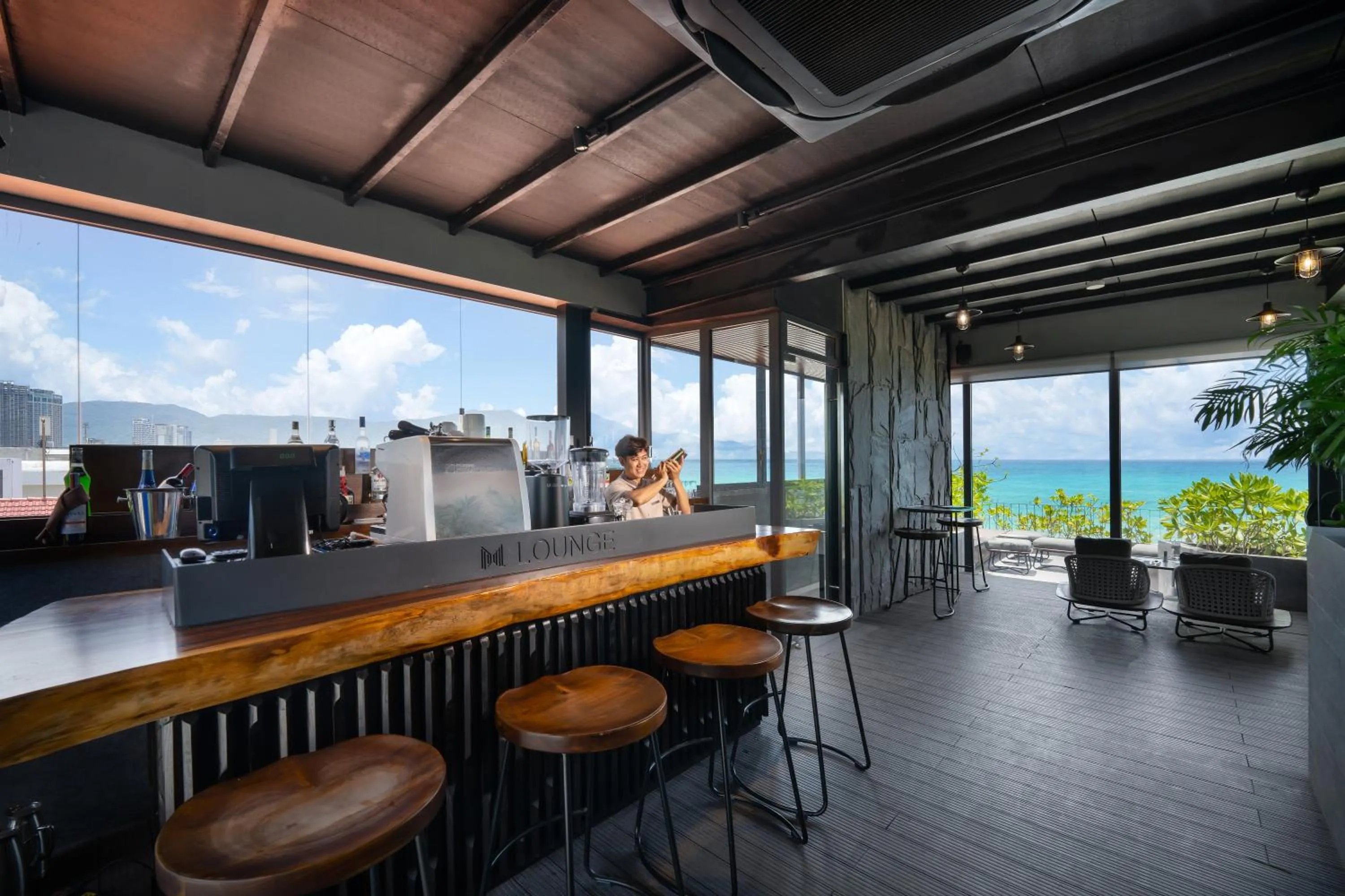 Lounge or bar in M SUITE Danang Beach