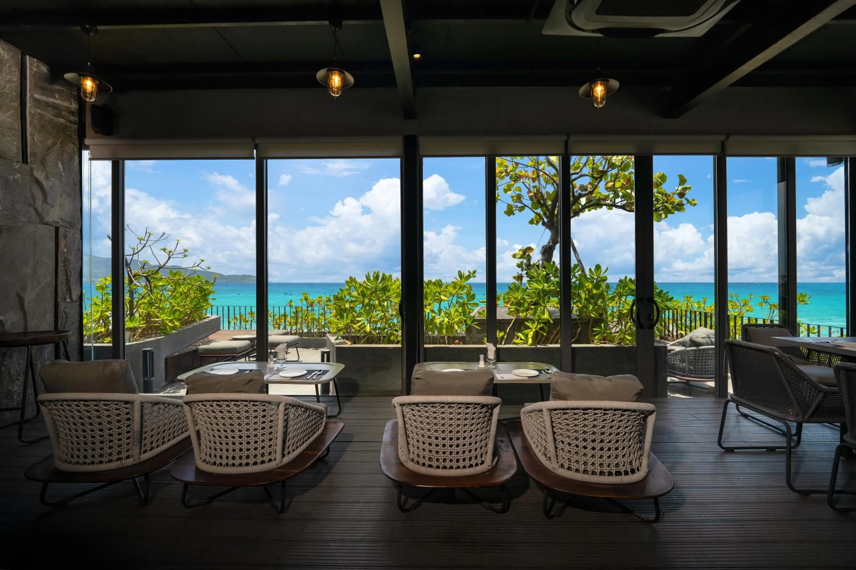 Restaurant/places to eat in M SUITE Danang Beach