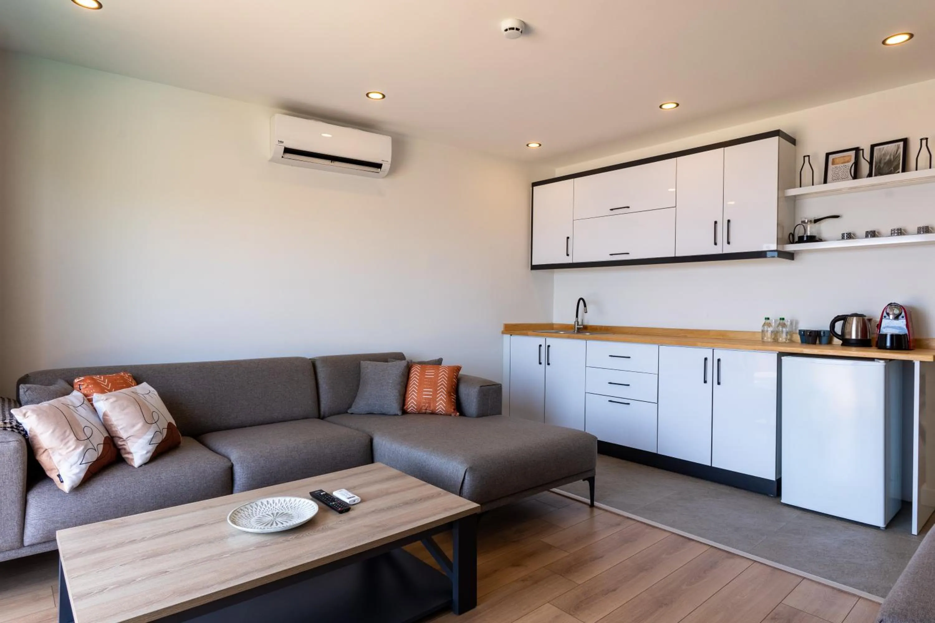 Living room, Kitchen/Kitchenette in niXie Hotel & Beach - Adult Only