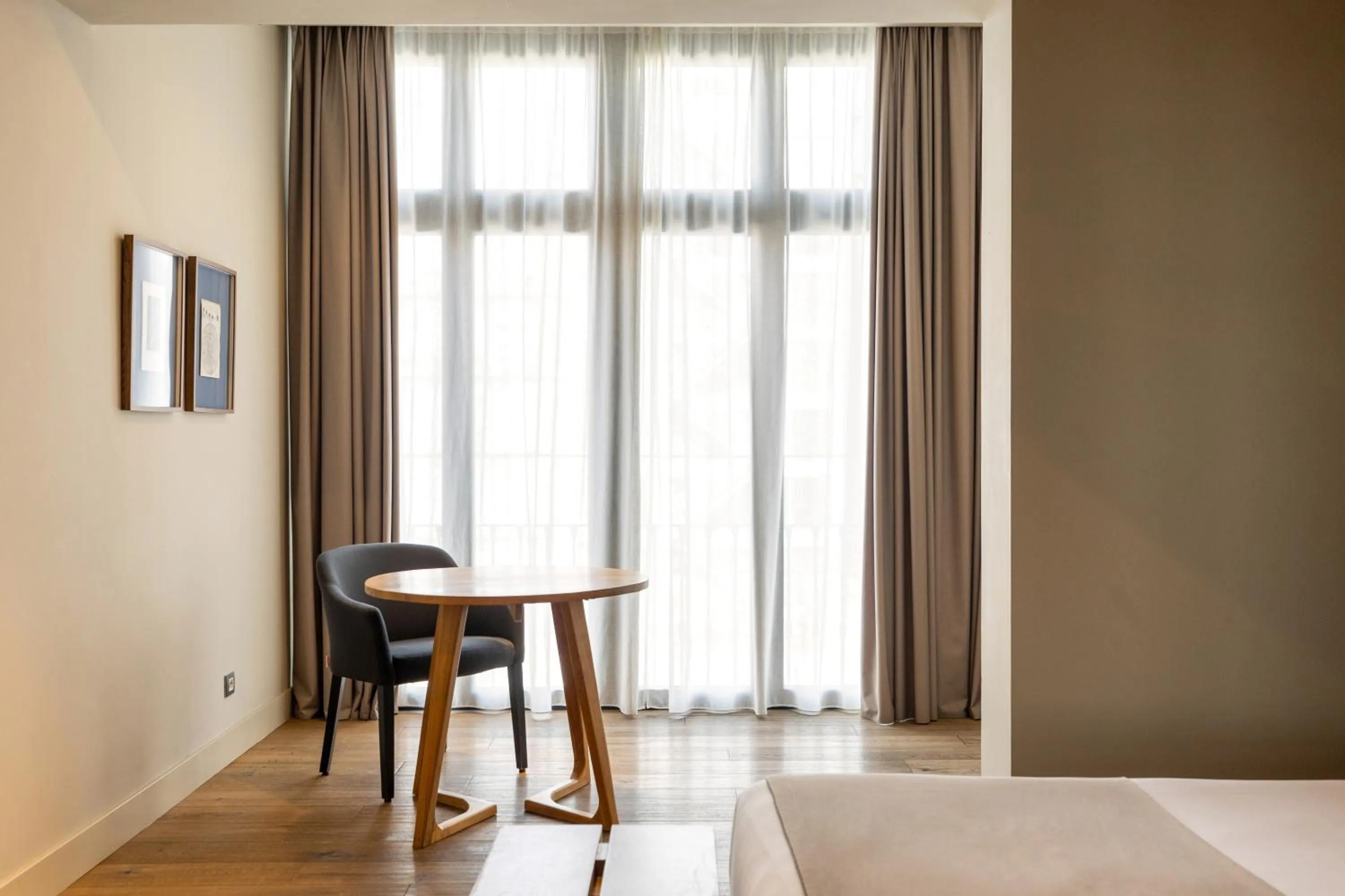 Seating area, Bed in Colectia Stays Pau Claris