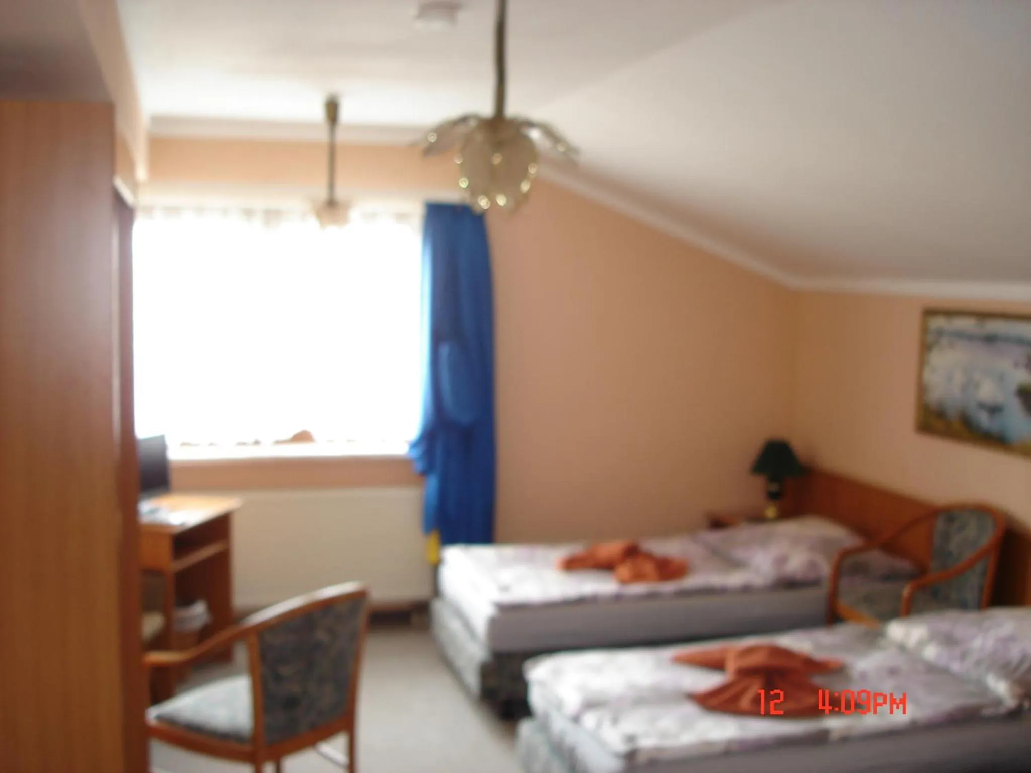 Photo of the whole room, Bed in Pension zum Schwanenteich