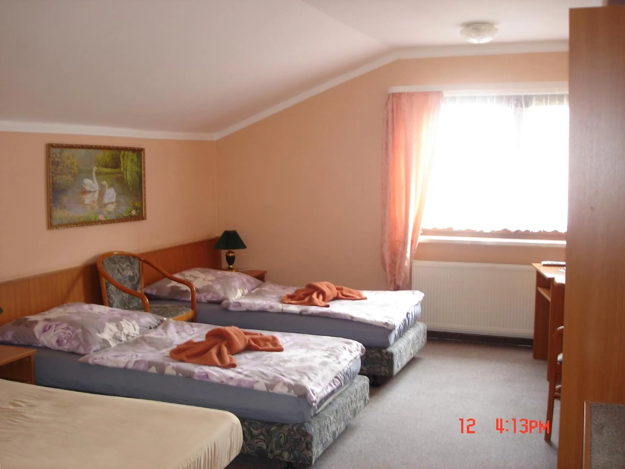 Photo of the whole room, Bed in Pension zum Schwanenteich