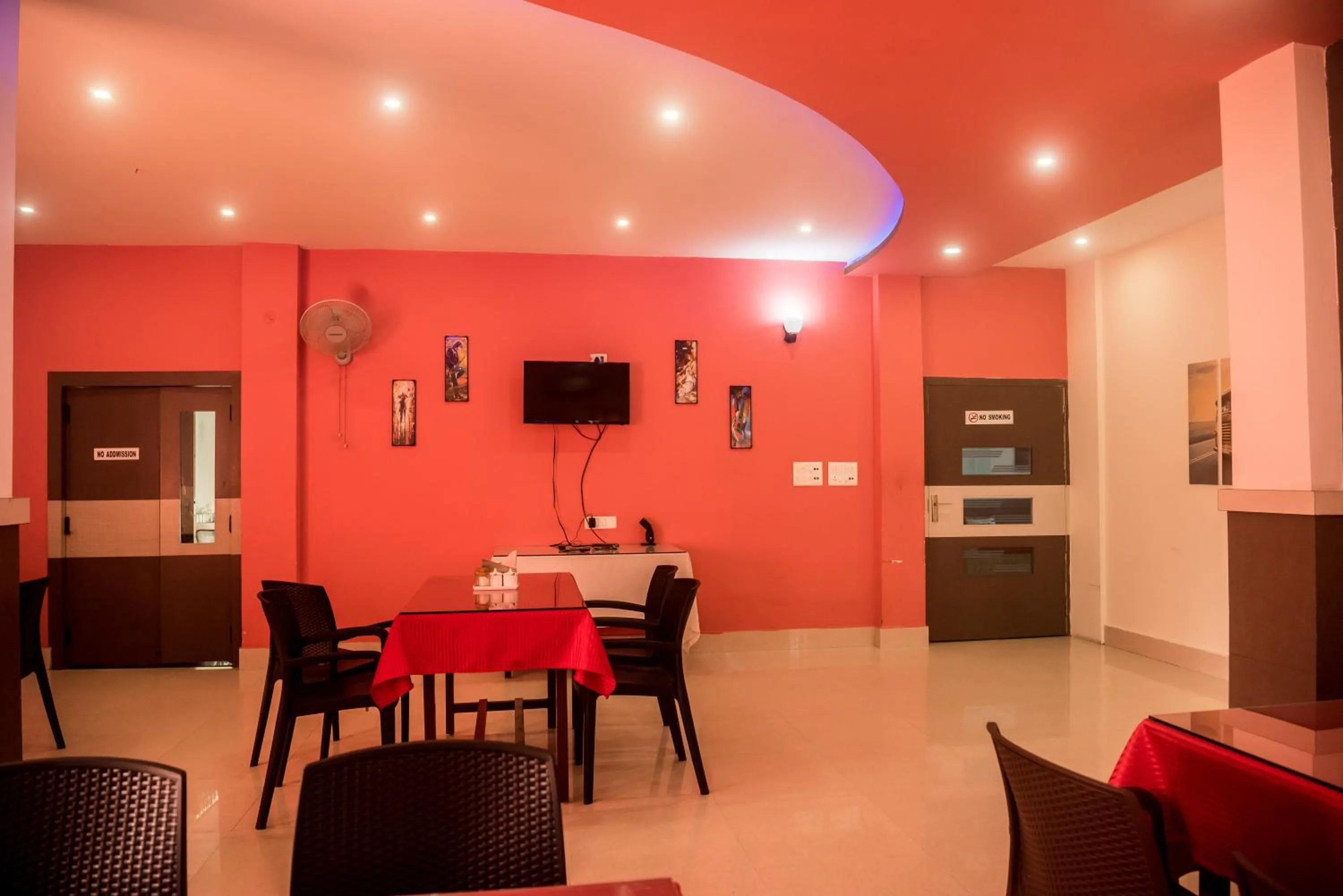 Restaurant/places to eat in Hotel Aatreyee