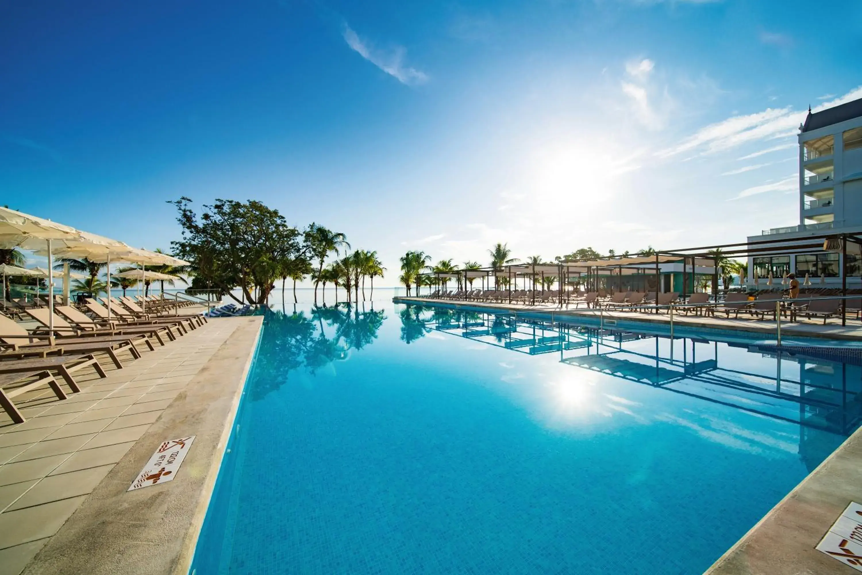 Swimming pool in Riu Ocho Rios - All Inclusive Swimming pool in Riu Ocho Rios - All Inclusive